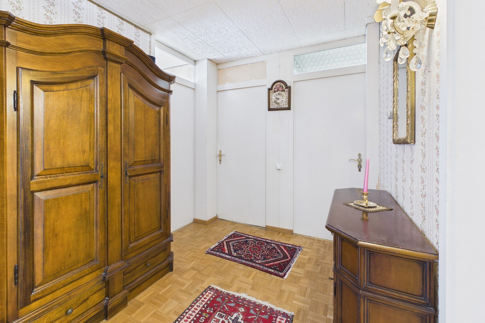 Klassischer Flur mit Holzschrank