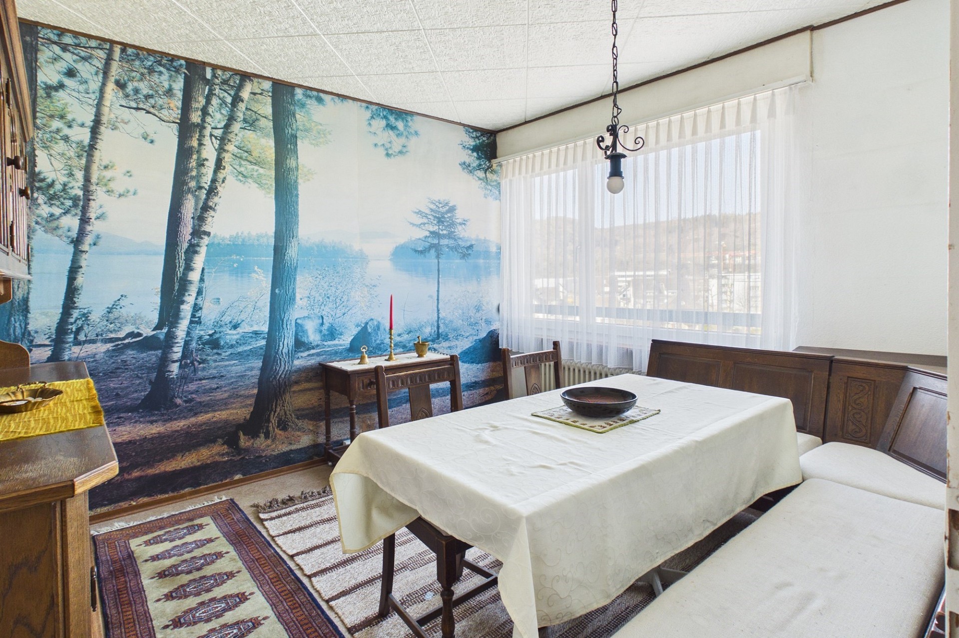 Esszimmer mit Fenster und dekorativer Wandtapete