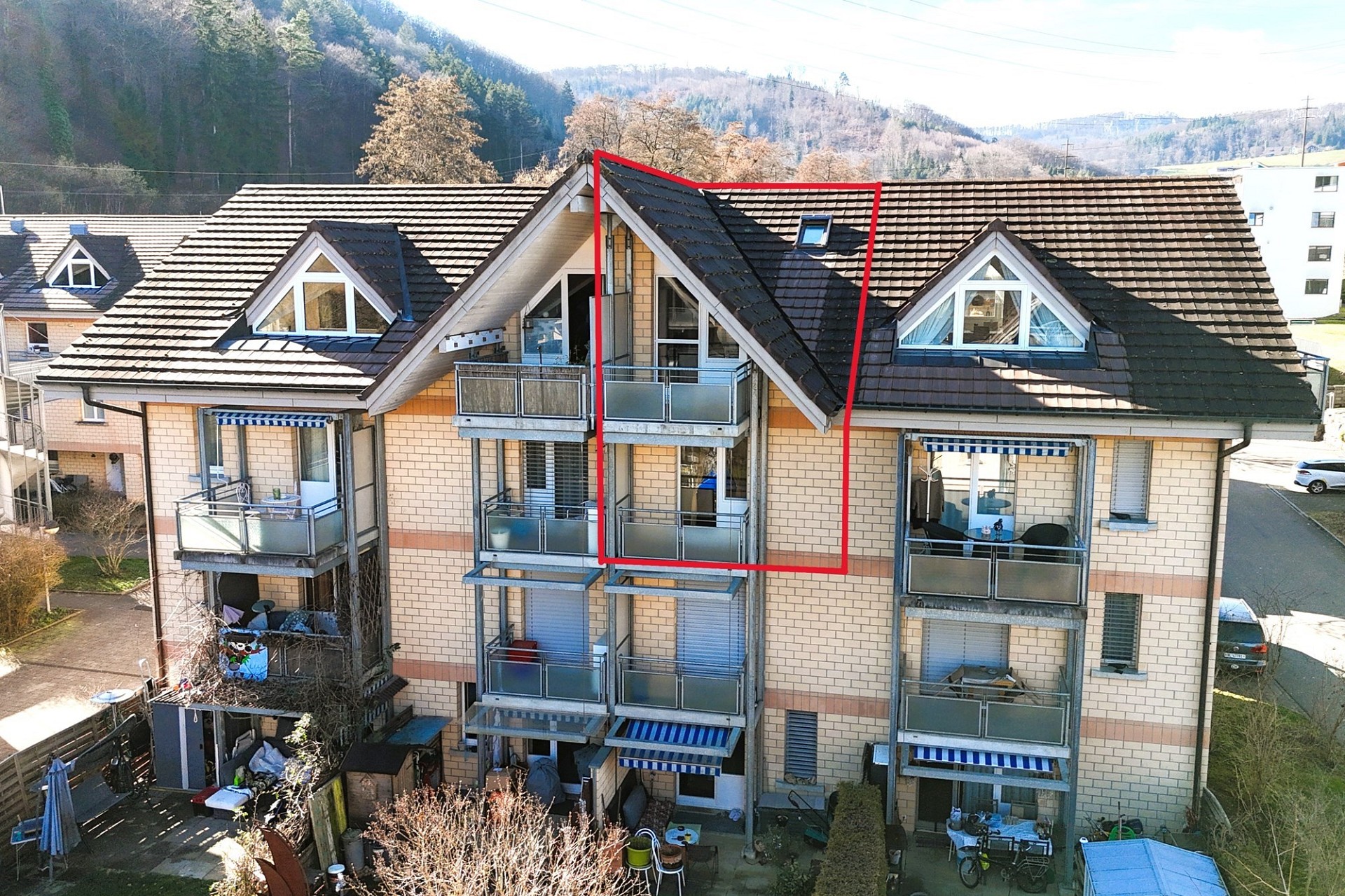 Mehrfamilienhaus mit ausgebautem Dachgeschoss und Balkonen