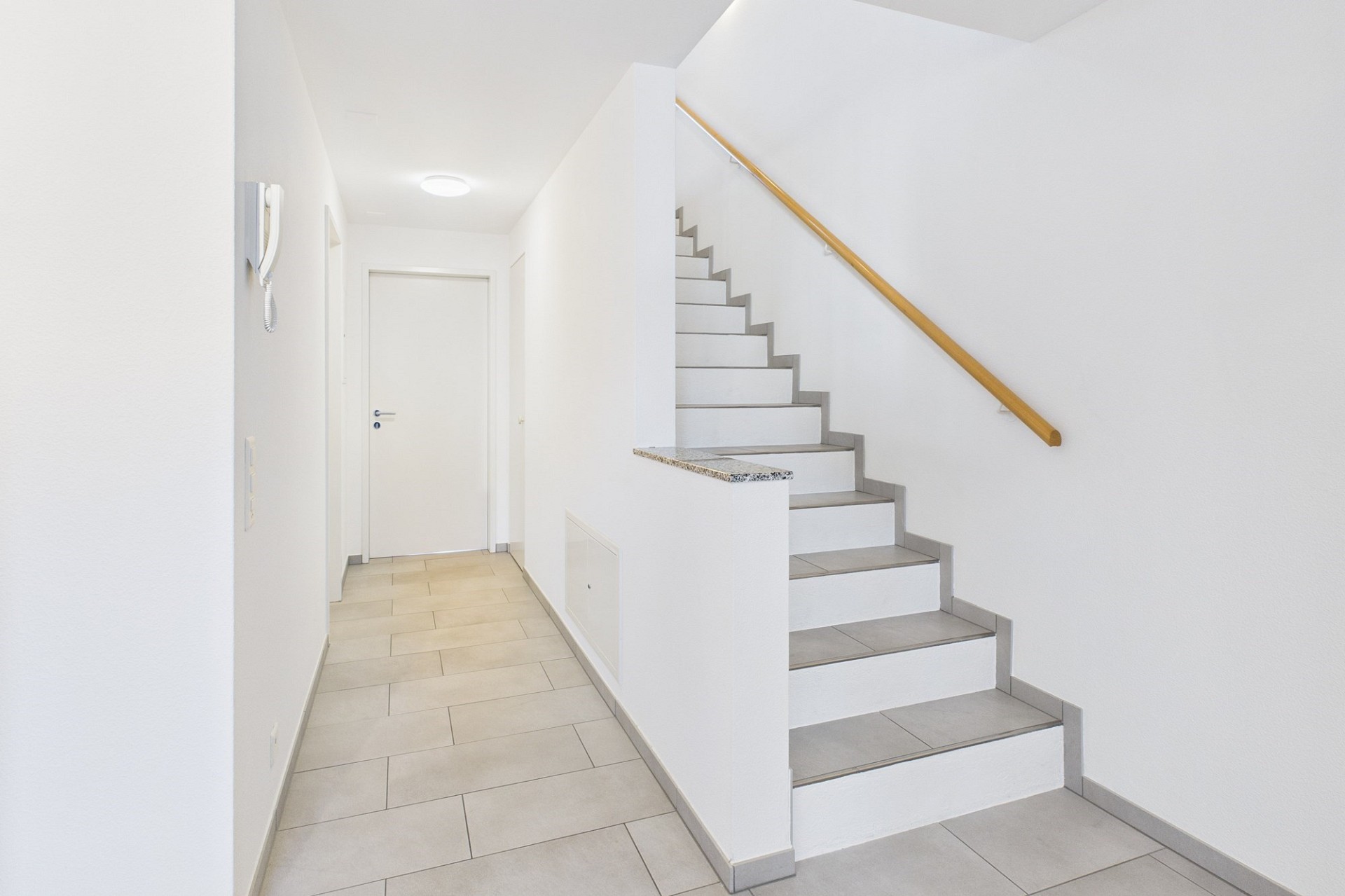 Heller Flur mit Treppe