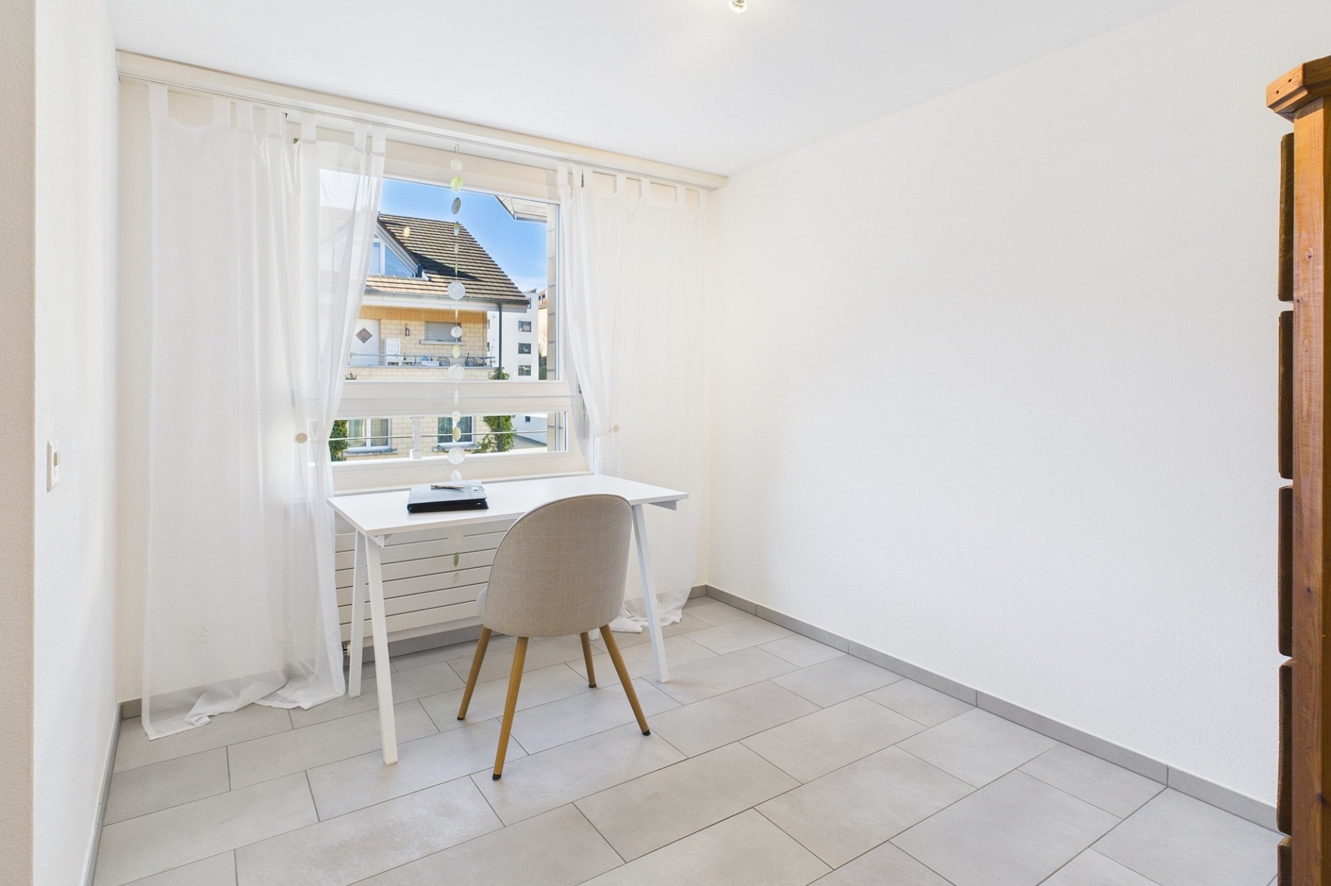 Heller Arbeitsraum mit Fenster