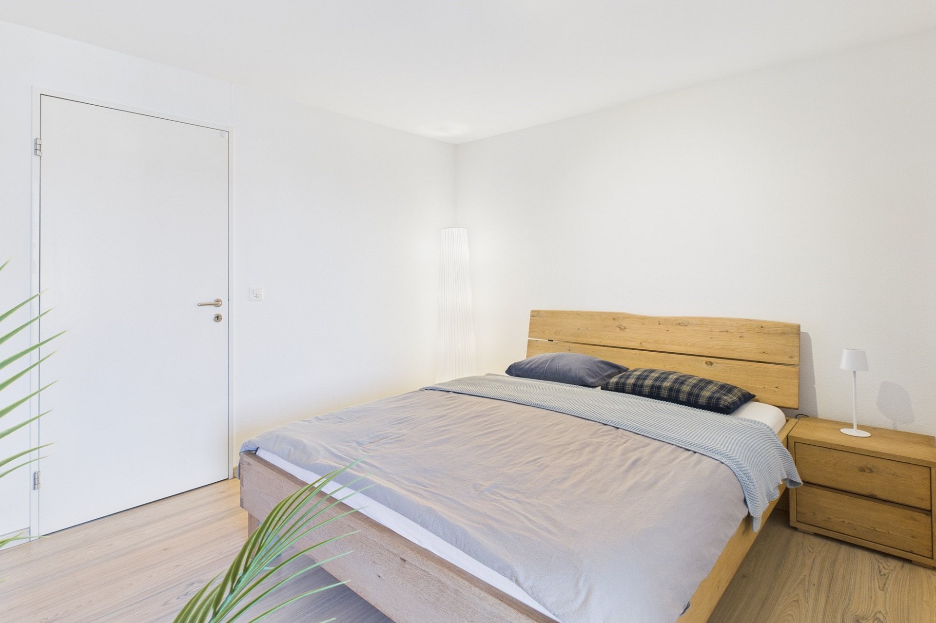 Helles Schlafzimmer mit minimalistischem Holzinterieur
