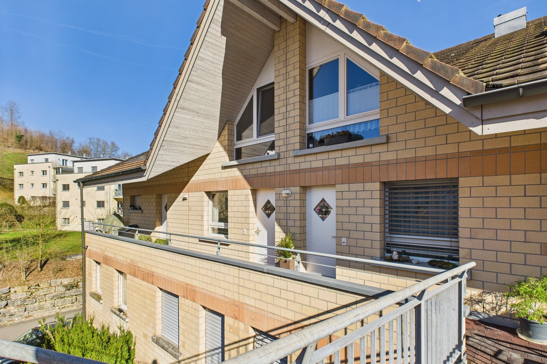 Außenansicht eines Wohnhauses mit Balkon und Dachgaube