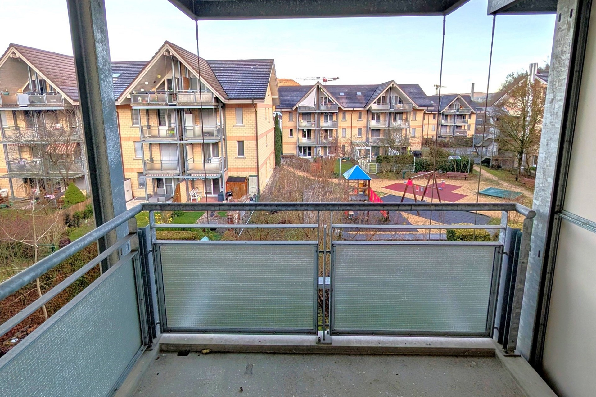 Balkon mit Ausblick auf Wohnanlage