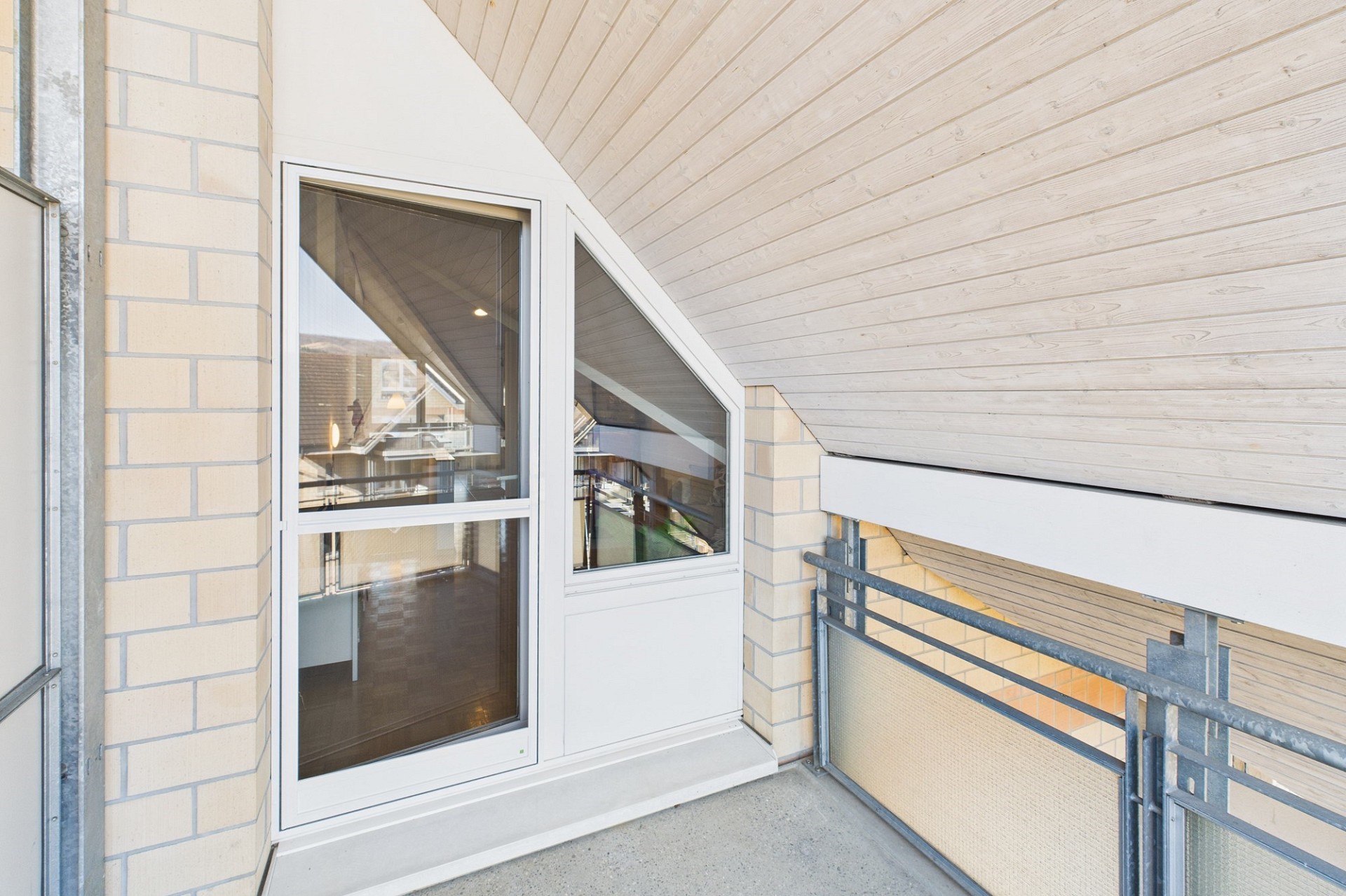 Balkon mit Dachschräge und Blick ins Umfeld