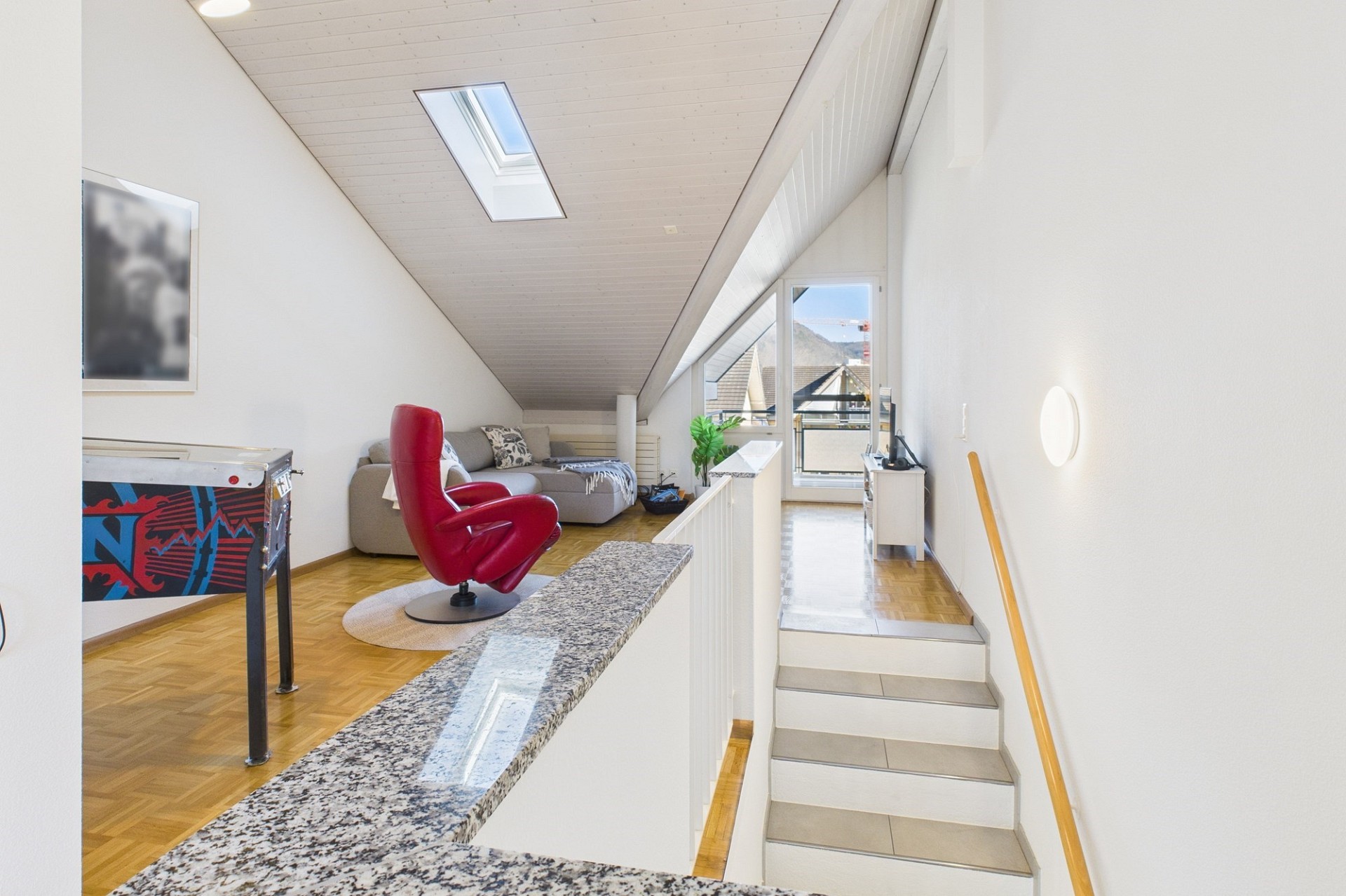 Galerie mit Treppe und Dachschrägen