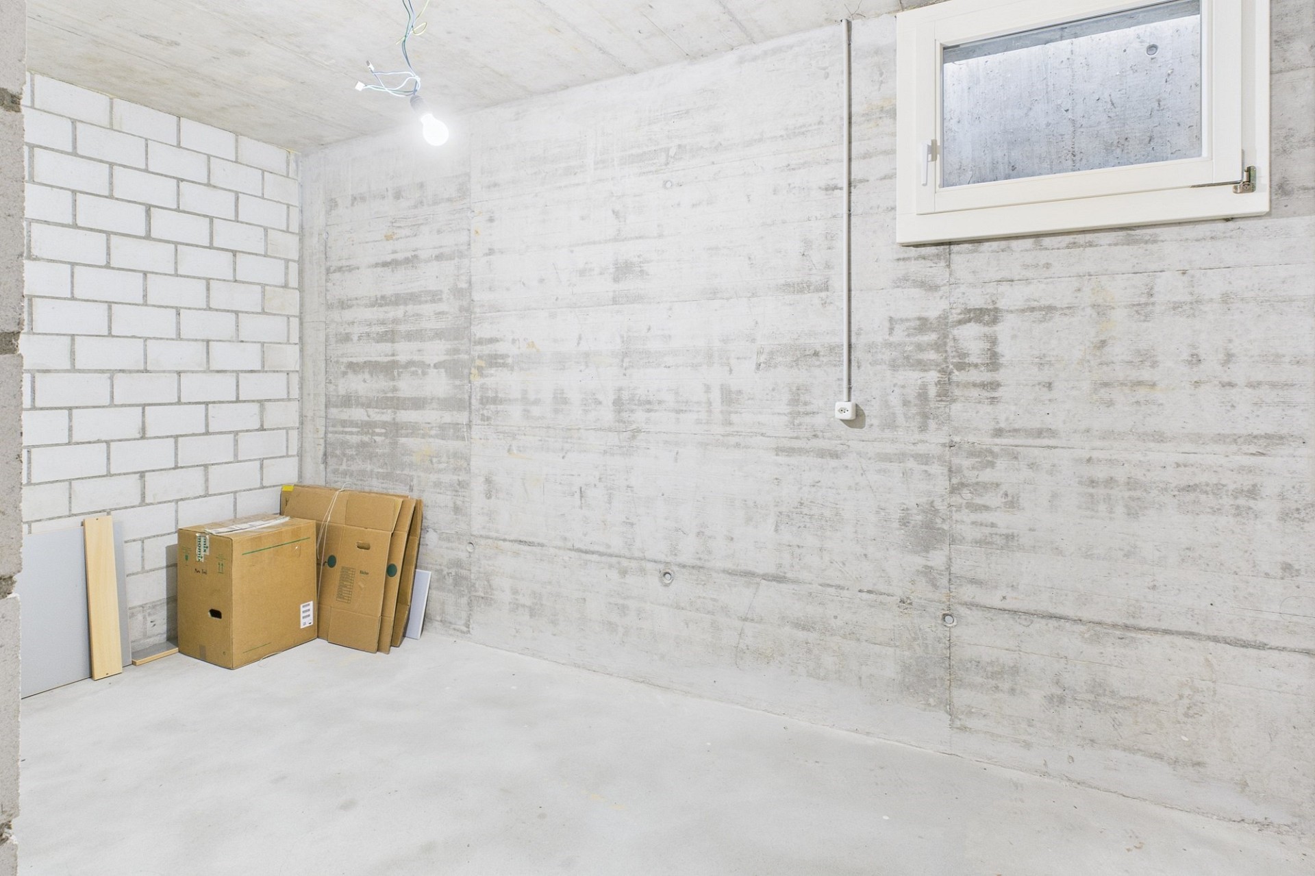 Rohes Kellervorbereitungs- oder Technikraum-Innenbild