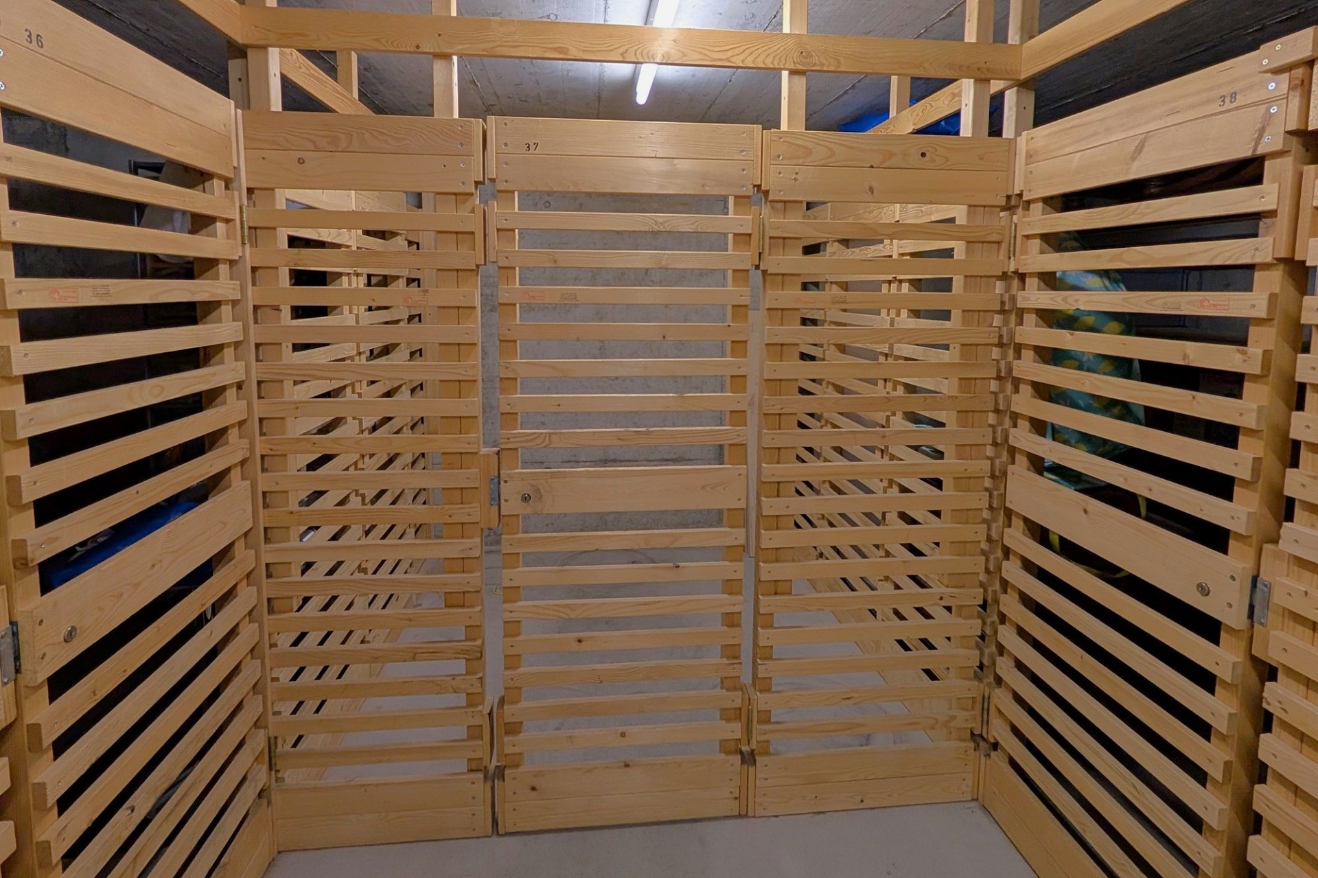 Holzlagerraum mit nummerierten Boxen