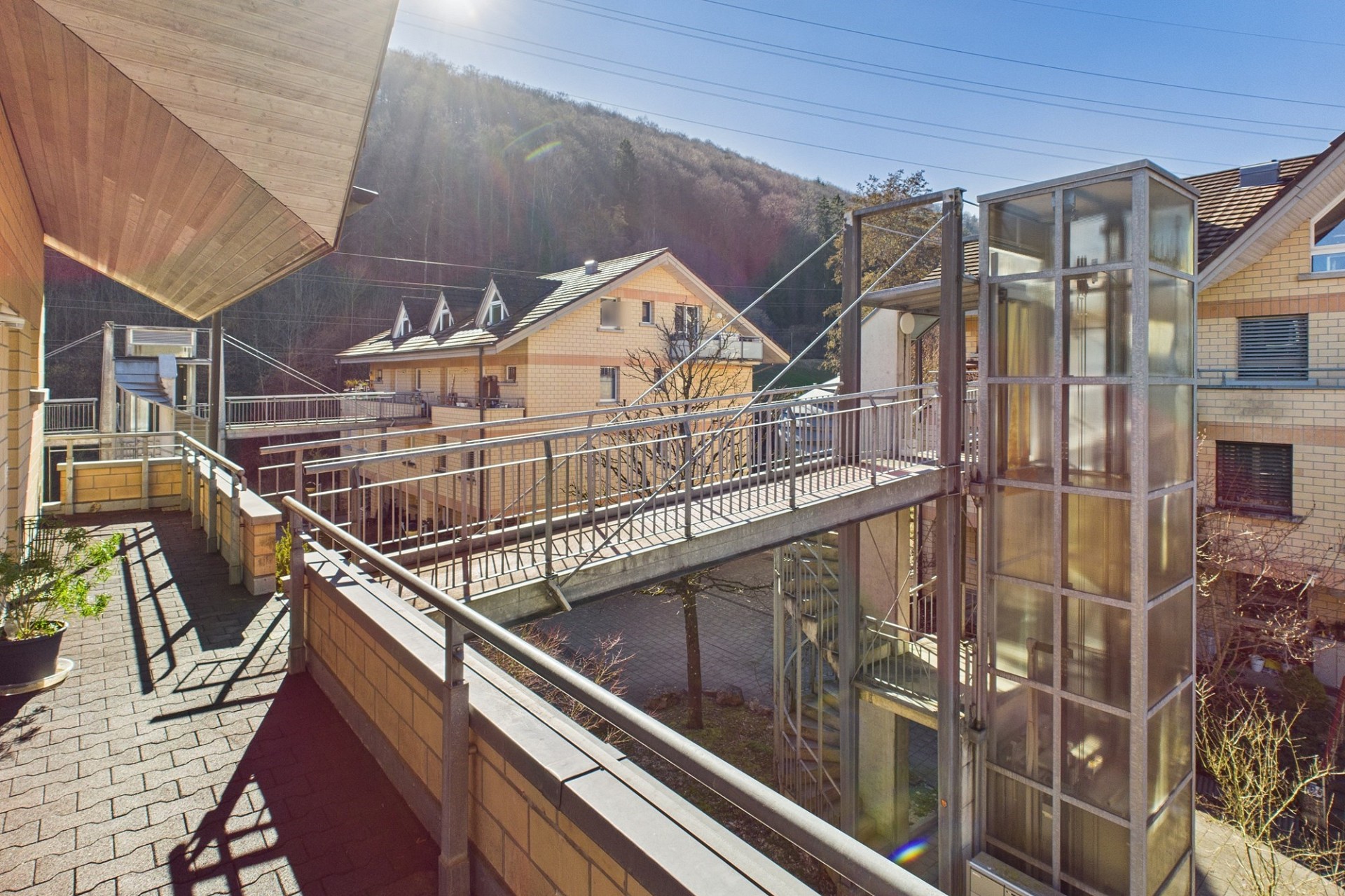 Außenansicht einer Dachterrasse mit Steg und Aufzug