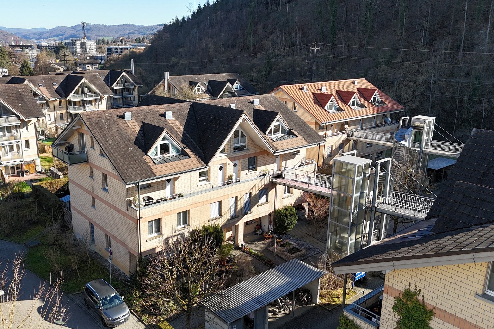Mehrfamilienhaus mit Bergen im Hintergrund
