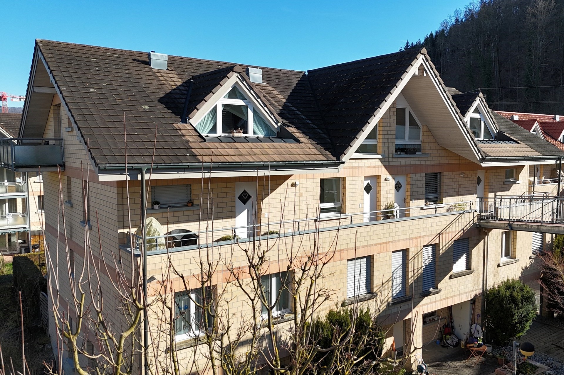 Außenansicht eines mehrgeschossigen Wohnhauses mit Satteldach
