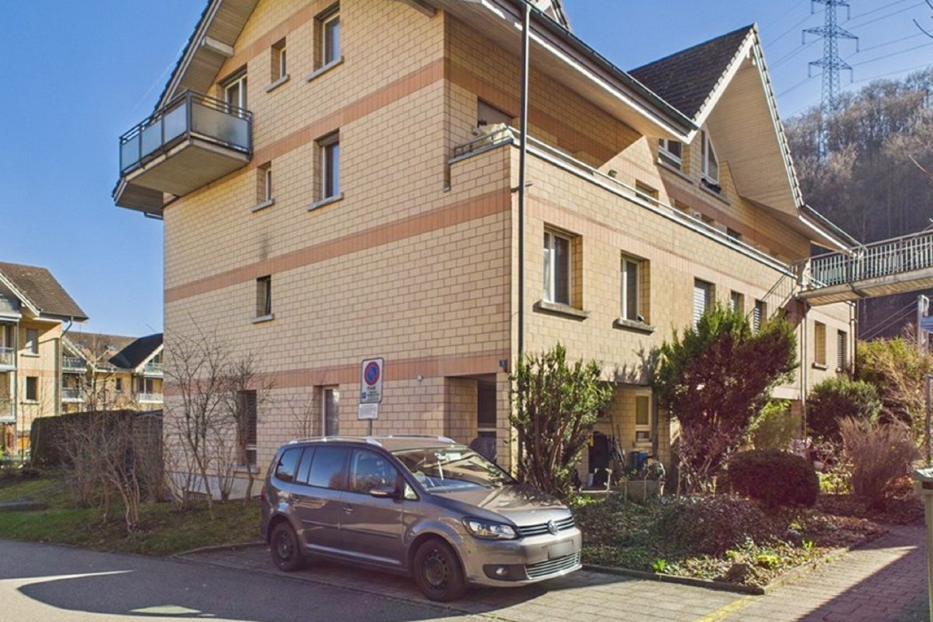Mehrfamilienhaus mit Balkonen
