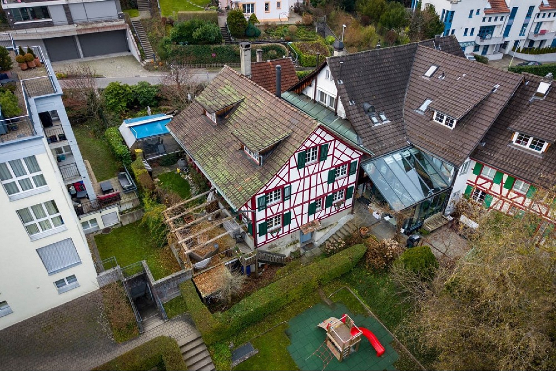 Luftaufnahme eines Wohnhauses mit Garten