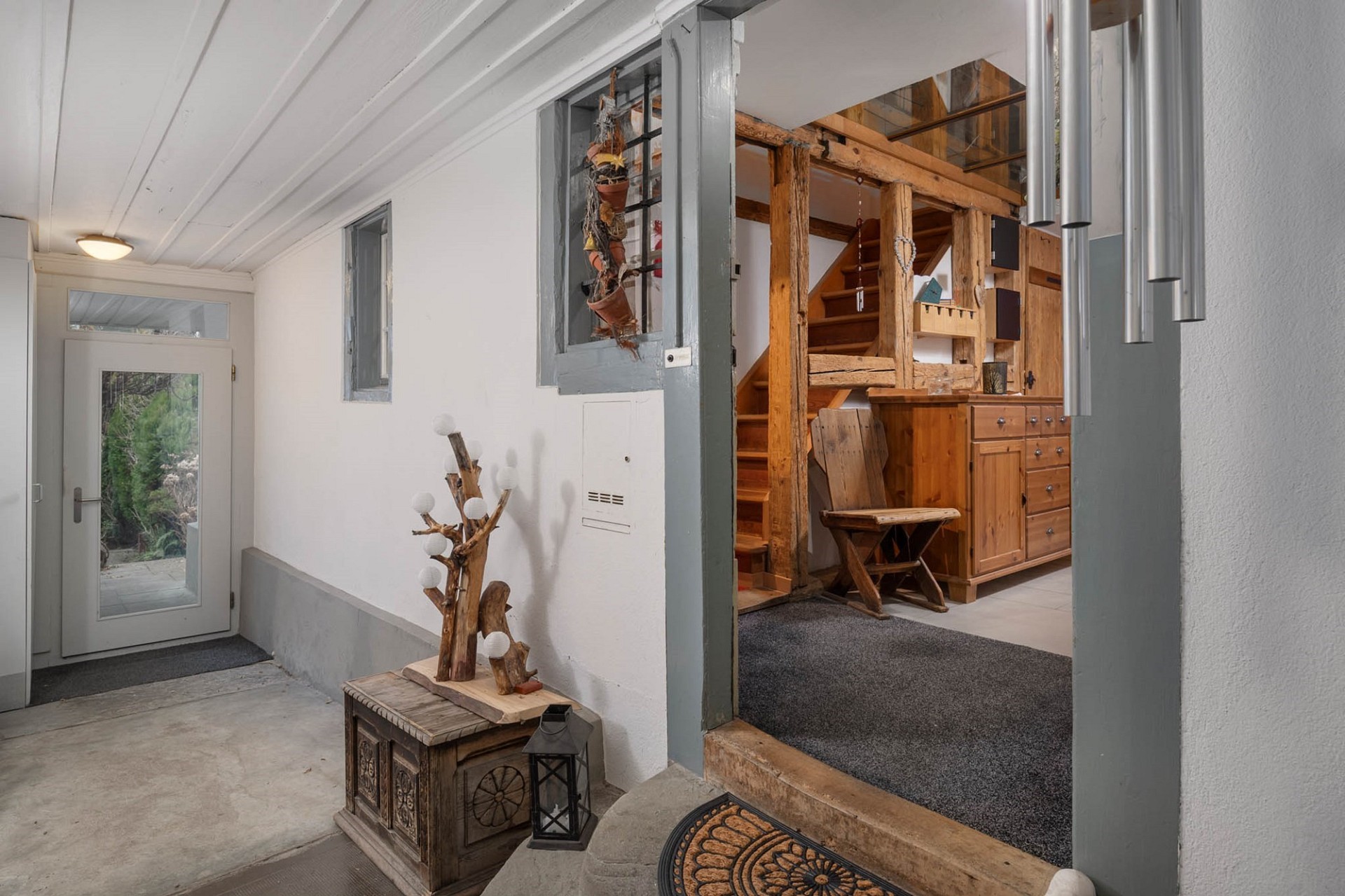 Rustikaler Eingangsbereich mit Blick in einen Wohnraum