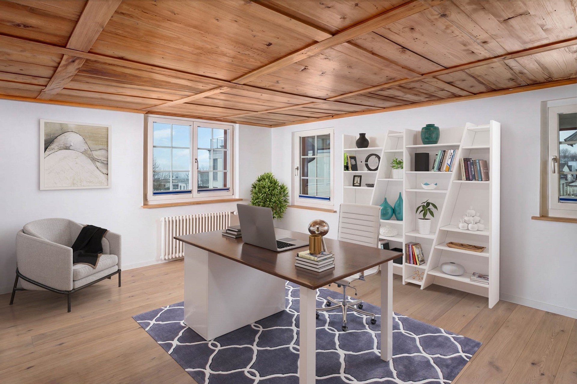 Helles Arbeitszimmer mit Holzdecke