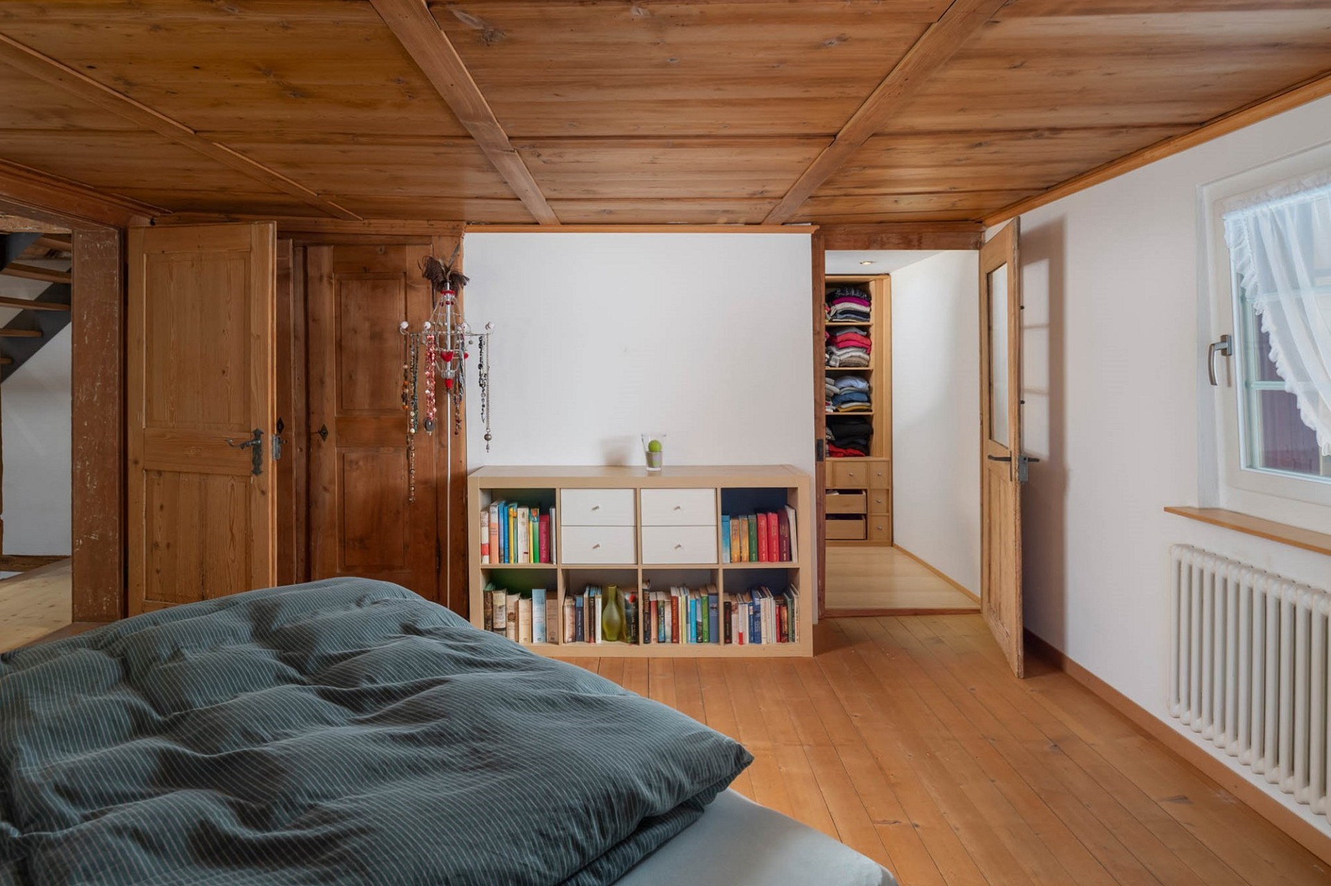 Gemütliches Schlafzimmer im Dachgeschoss mit viel Holz