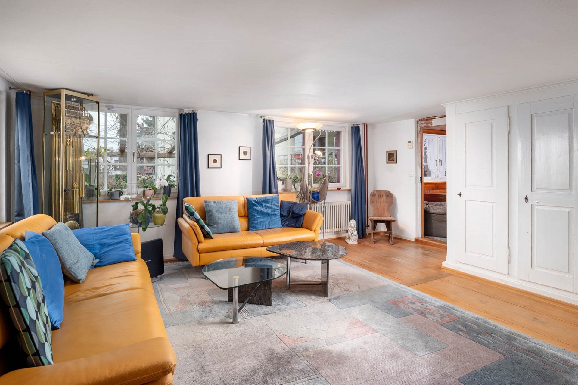Helles Wohnzimmer mit gelben Sofas und blauem Dekor