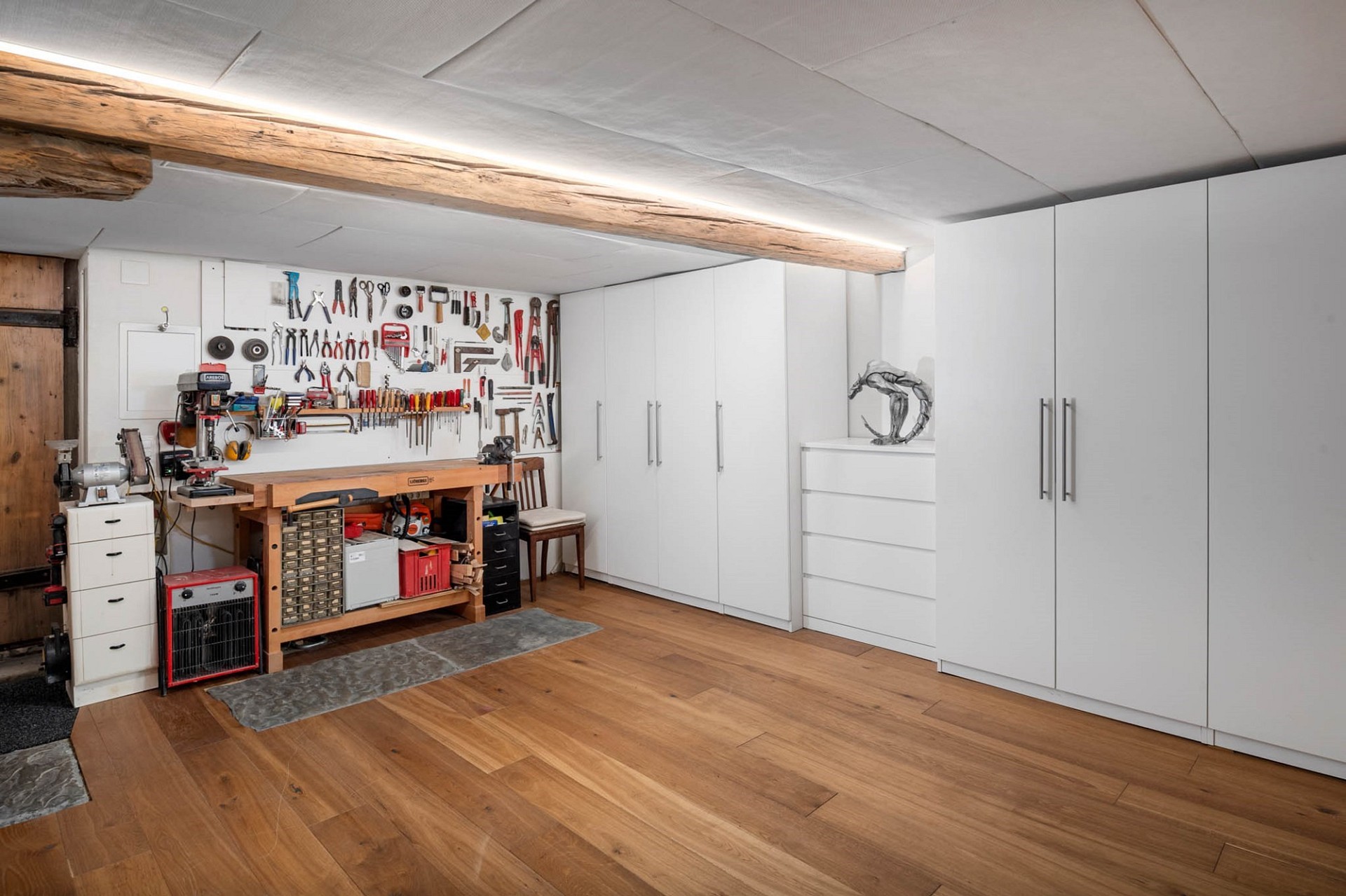 Werkstatt mit Holzparkett und Stauraum