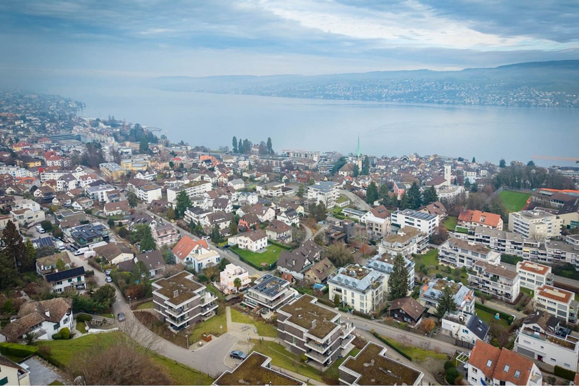 Luftaufnahme einer Seeuferstadt