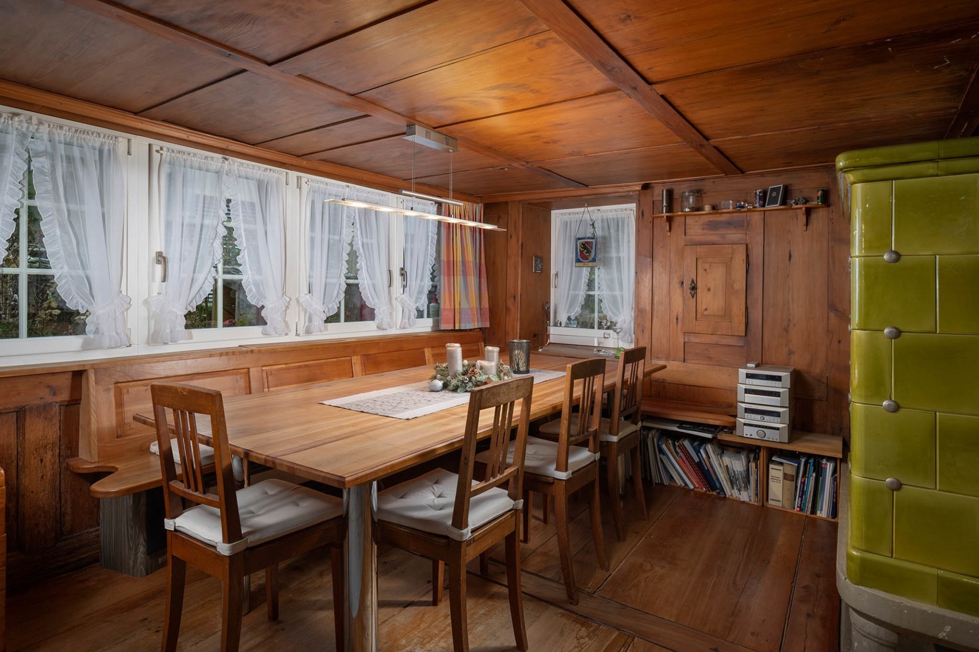 Gemütliches Esszimmer im Holzstil