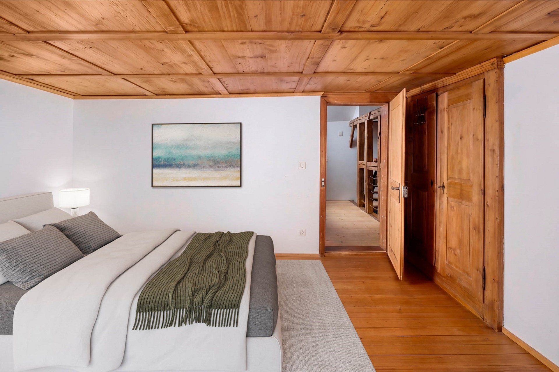 Gemütliches Schlafzimmer mit Holzdecke