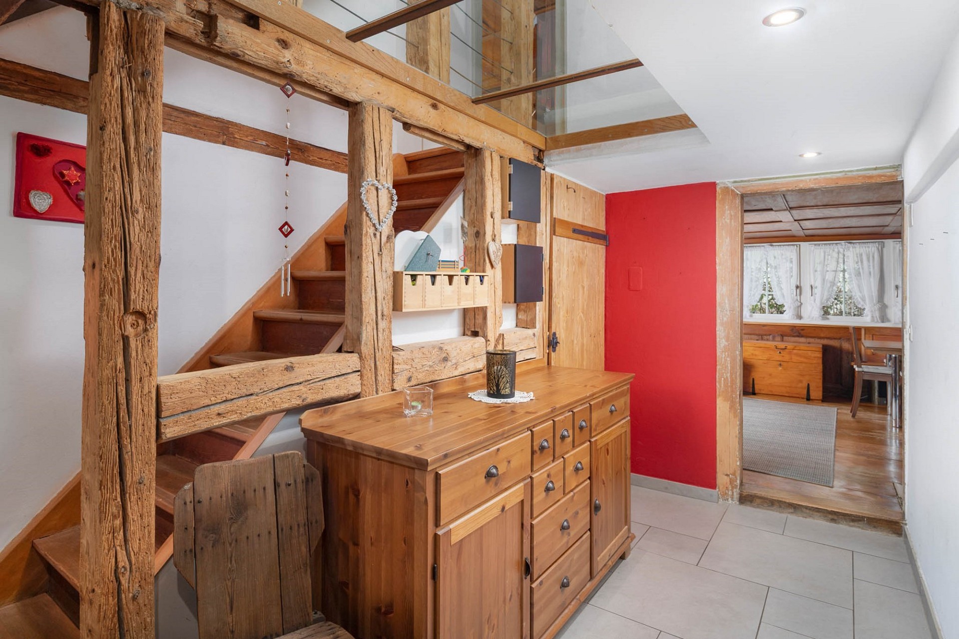 Rustikale Diele mit Holztreppe