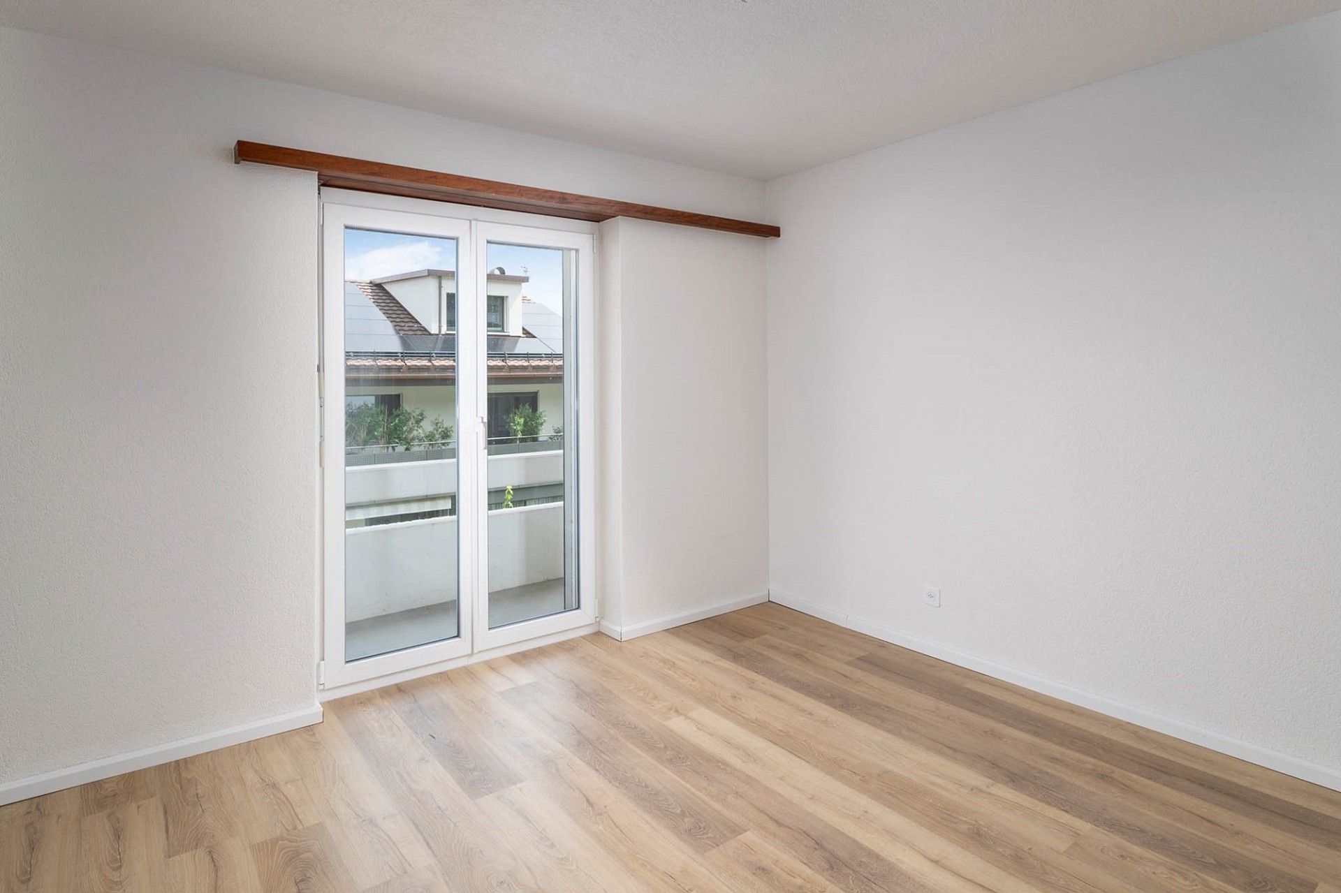 Leerer heller Raum mit Balkonfenster