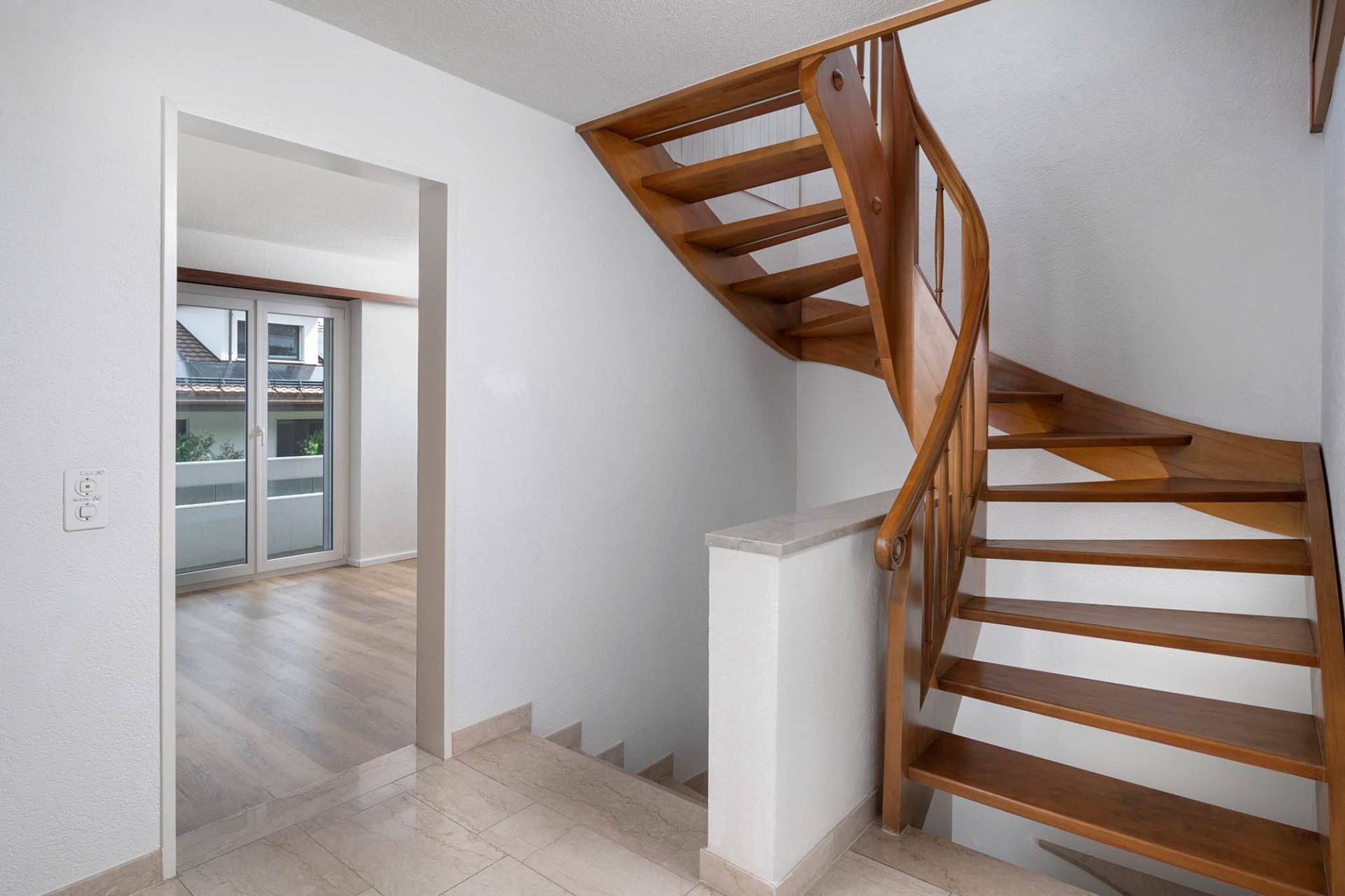 Treppenhaus mit Blick in einen angrenzenden Raum