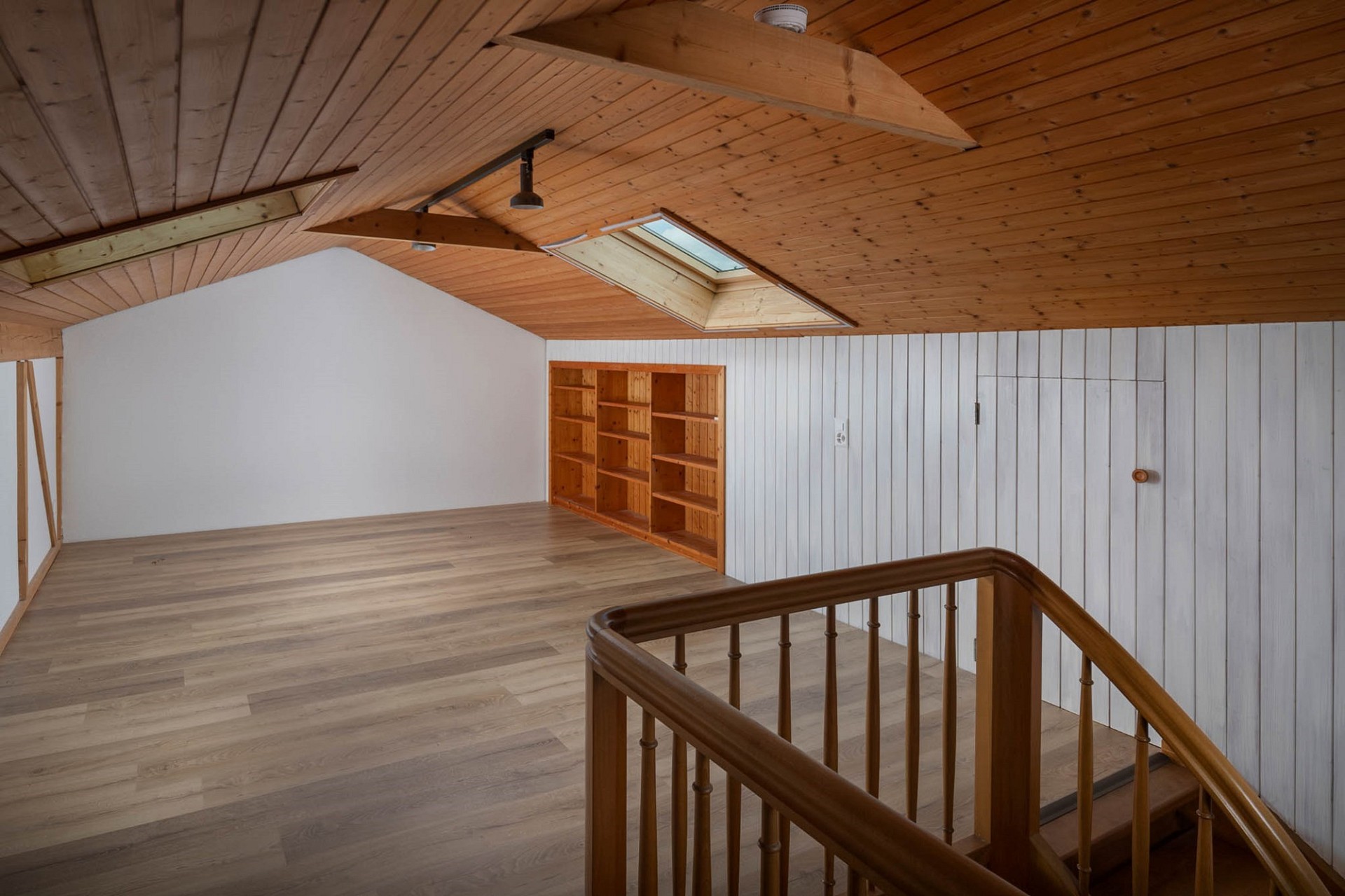 Ausgebauter Dachboden mit Holzverkleidung