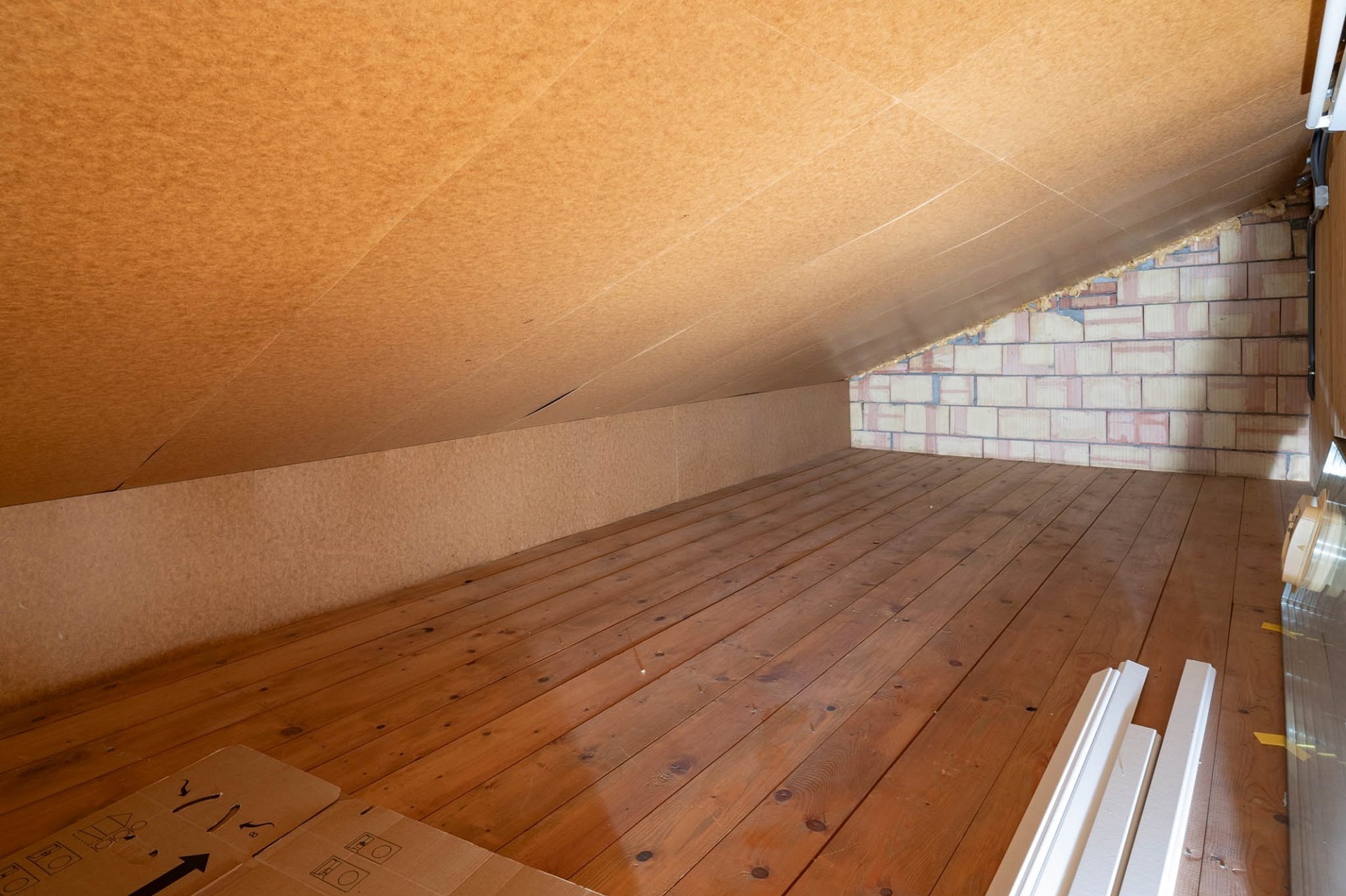 Dachboden mit Holzboden