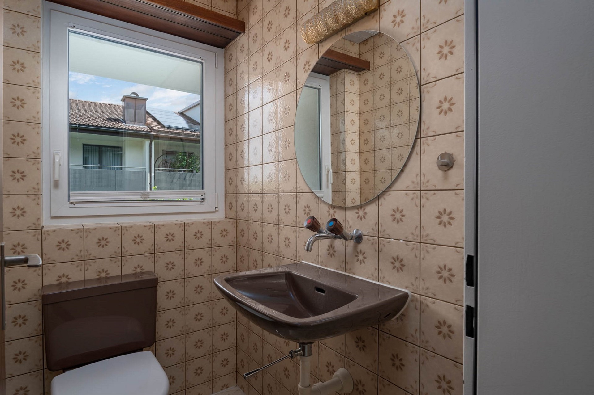 Retro-Gäste-WC mit Fenster