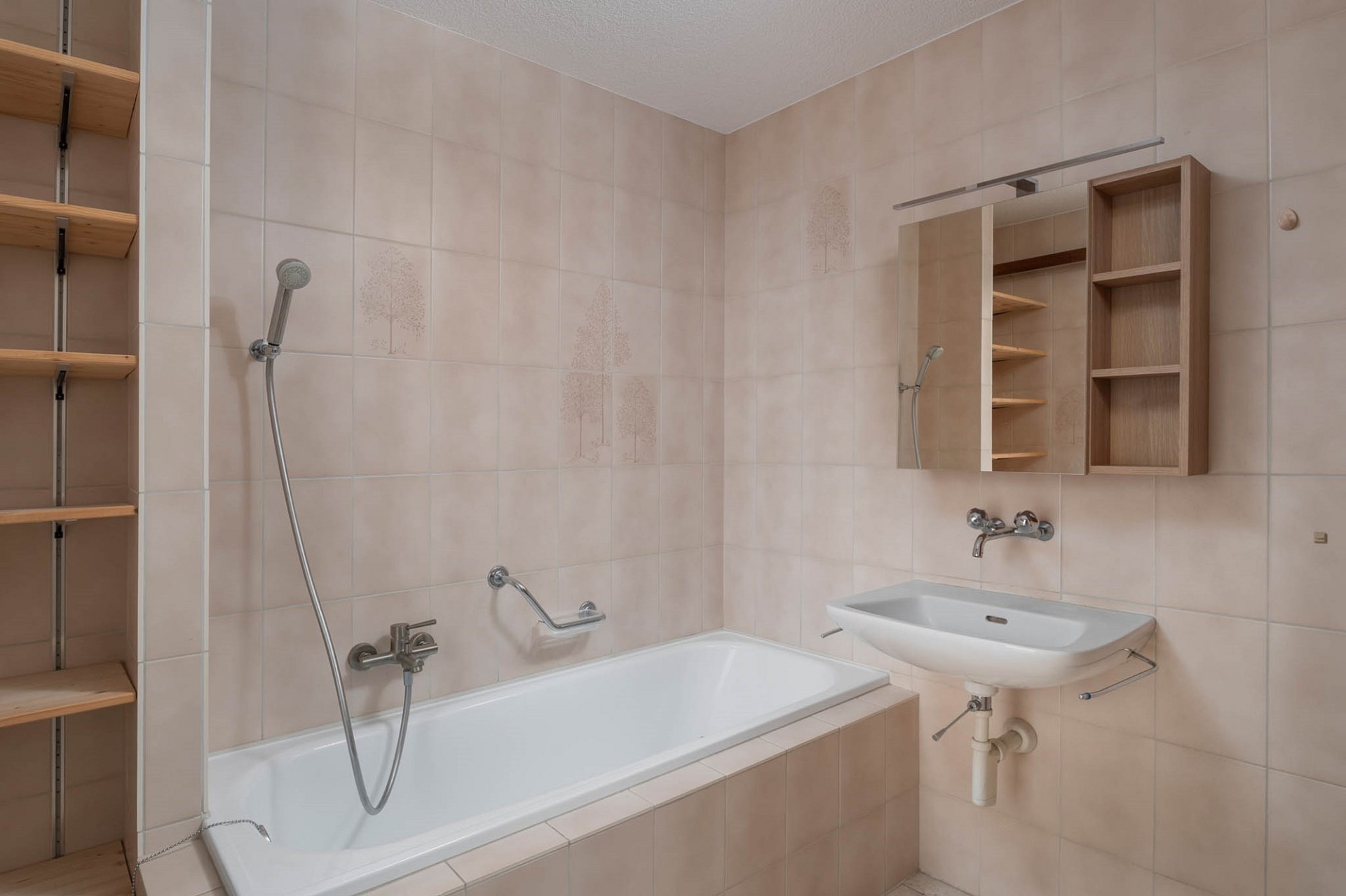 Badezimmer mit Badewanne und Waschbecken