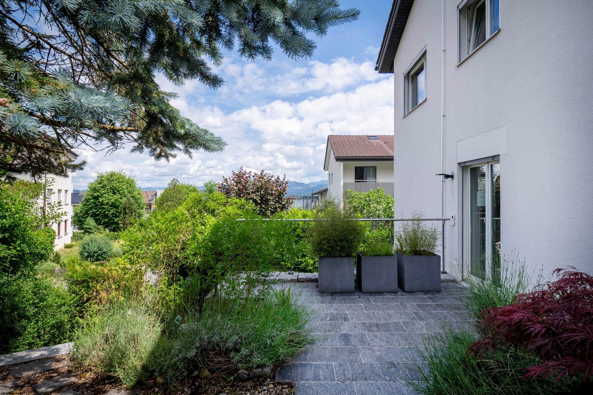 Außenansicht eines Hauses mit Garten und Terrasse
