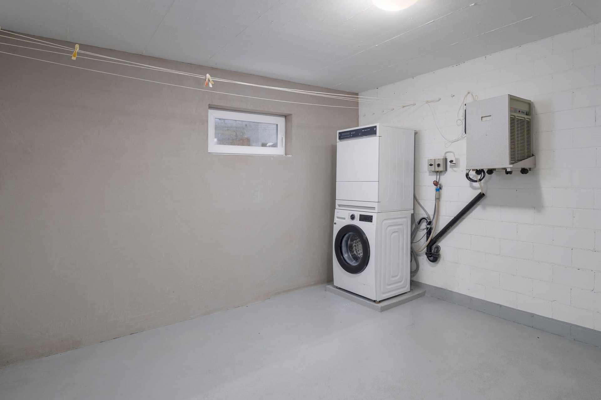Hauswirtschafts-/Technikraum mit Waschmaschine und Geräten