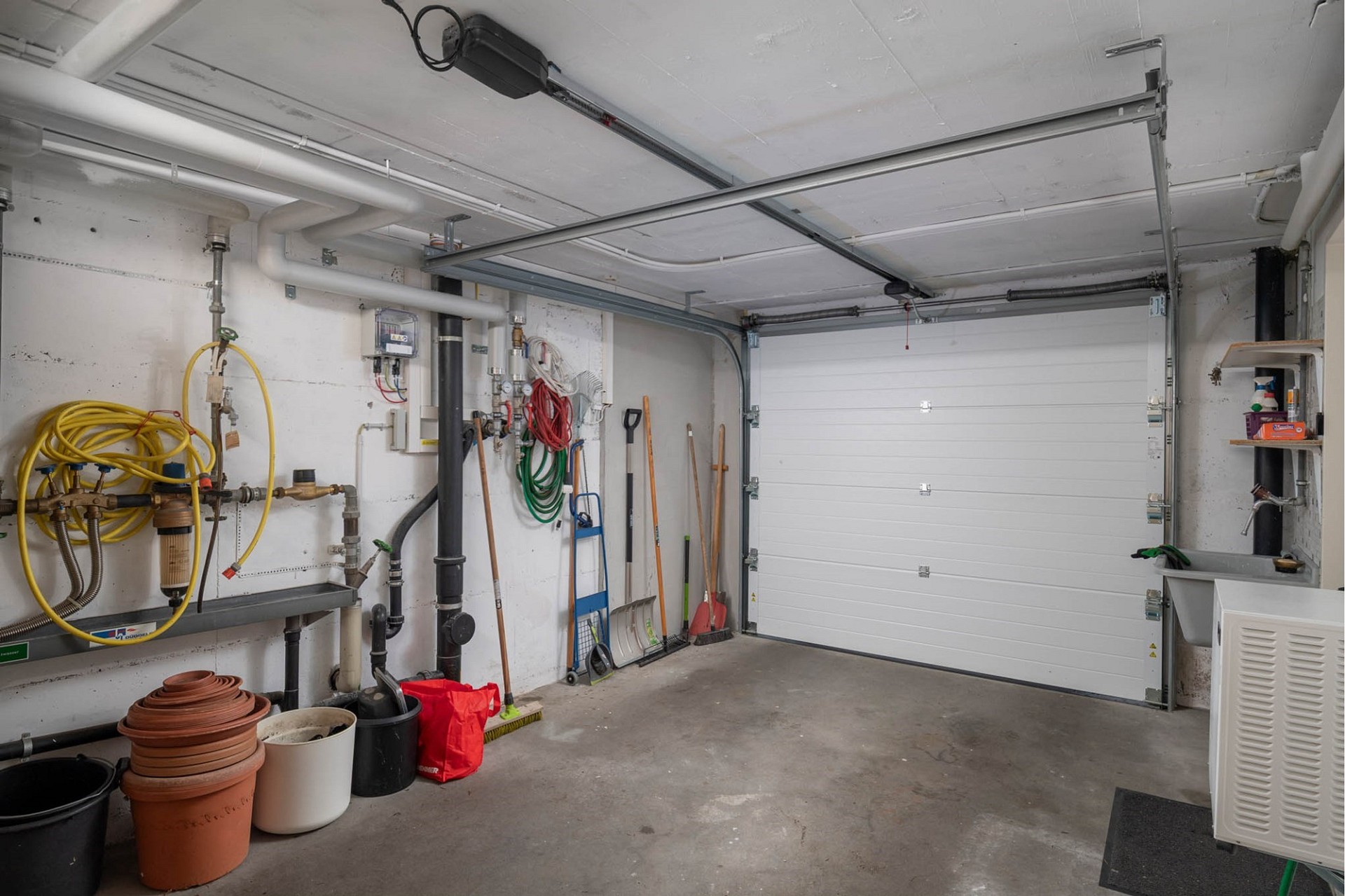 Garage mit Hauswirtschafts- und Technikbereich