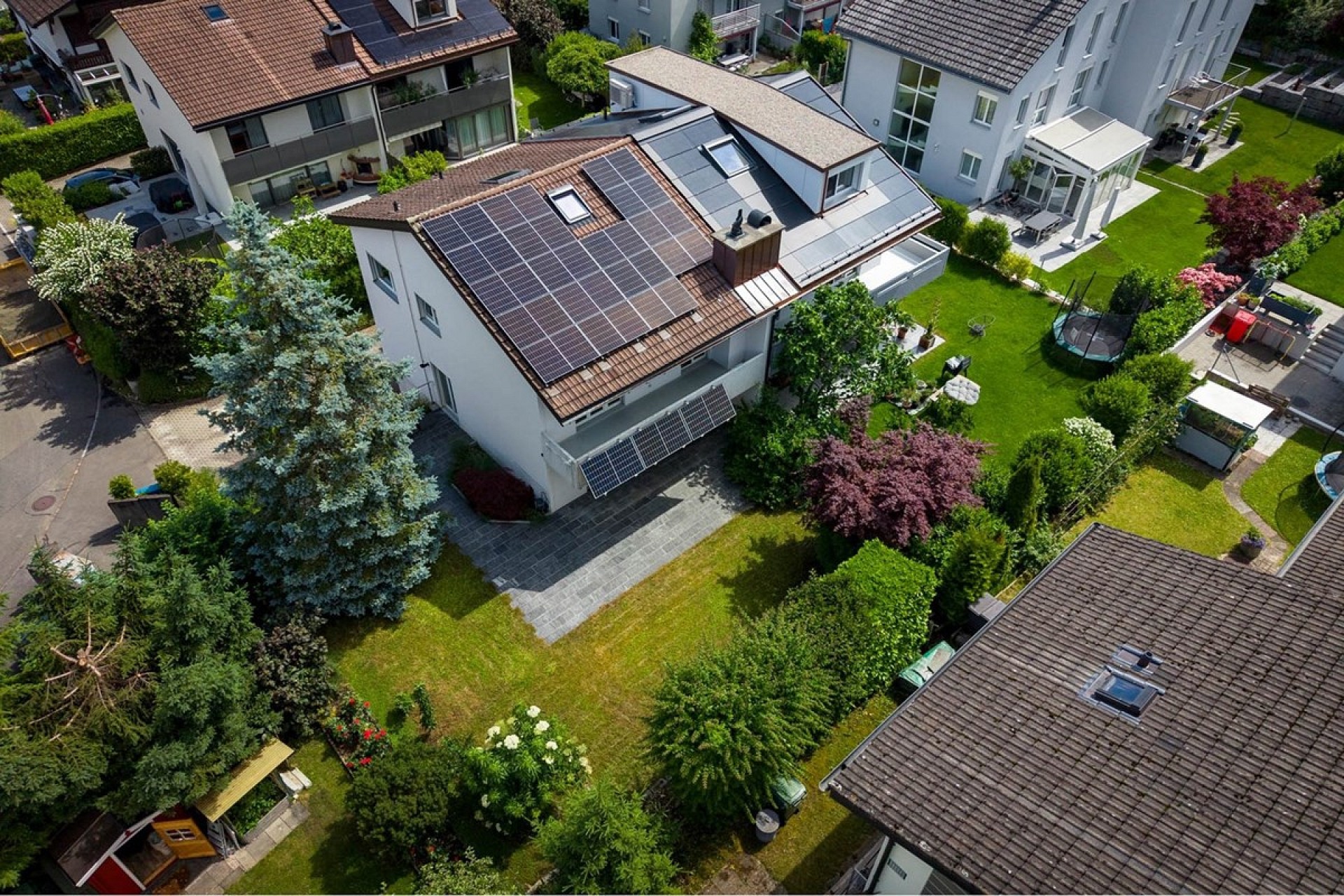 Luftaufnahme eines Wohnhauses mit Solardach und Garten