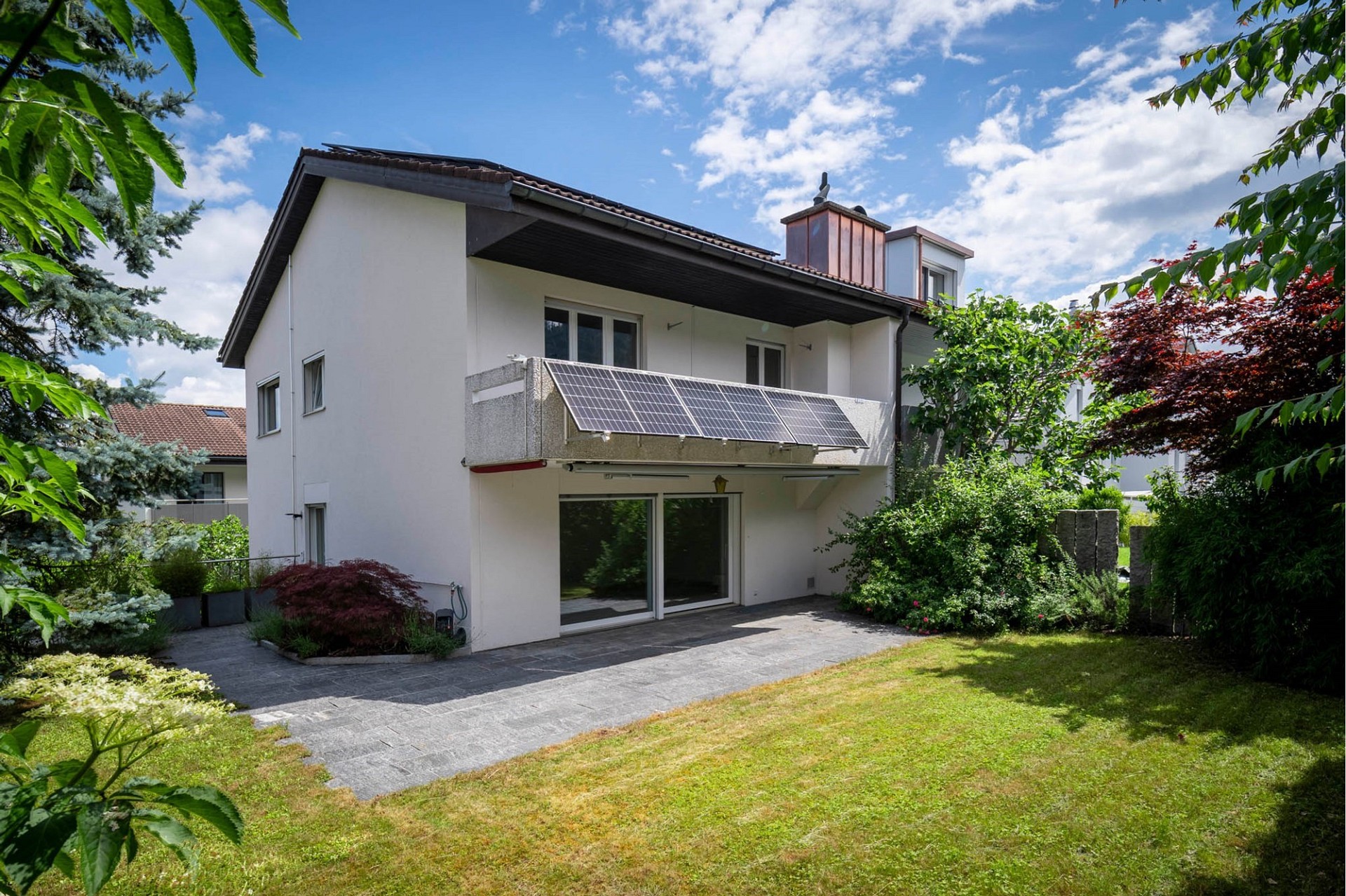 Modernes Einfamilienhaus mit Garten