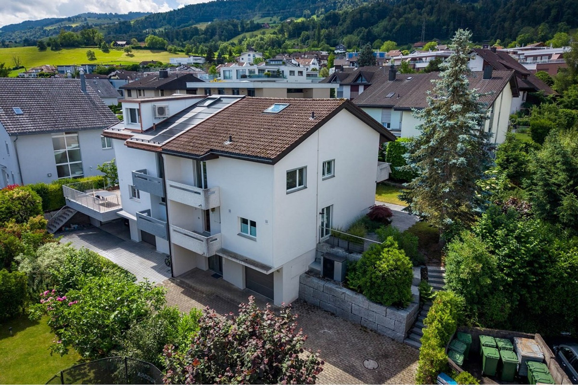 Luftaufnahme eines Wohnhauses mit Garten