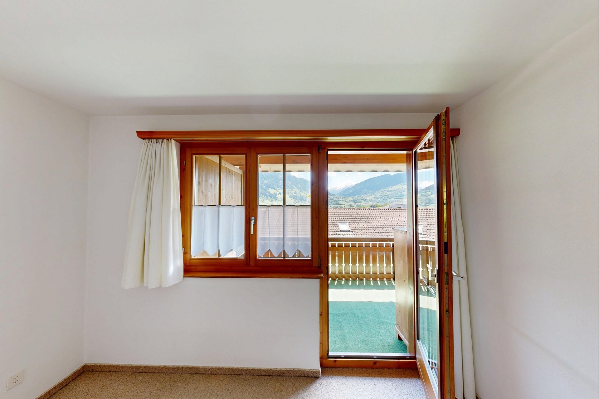 Helles Zimmer mit Balkon und Bergblick