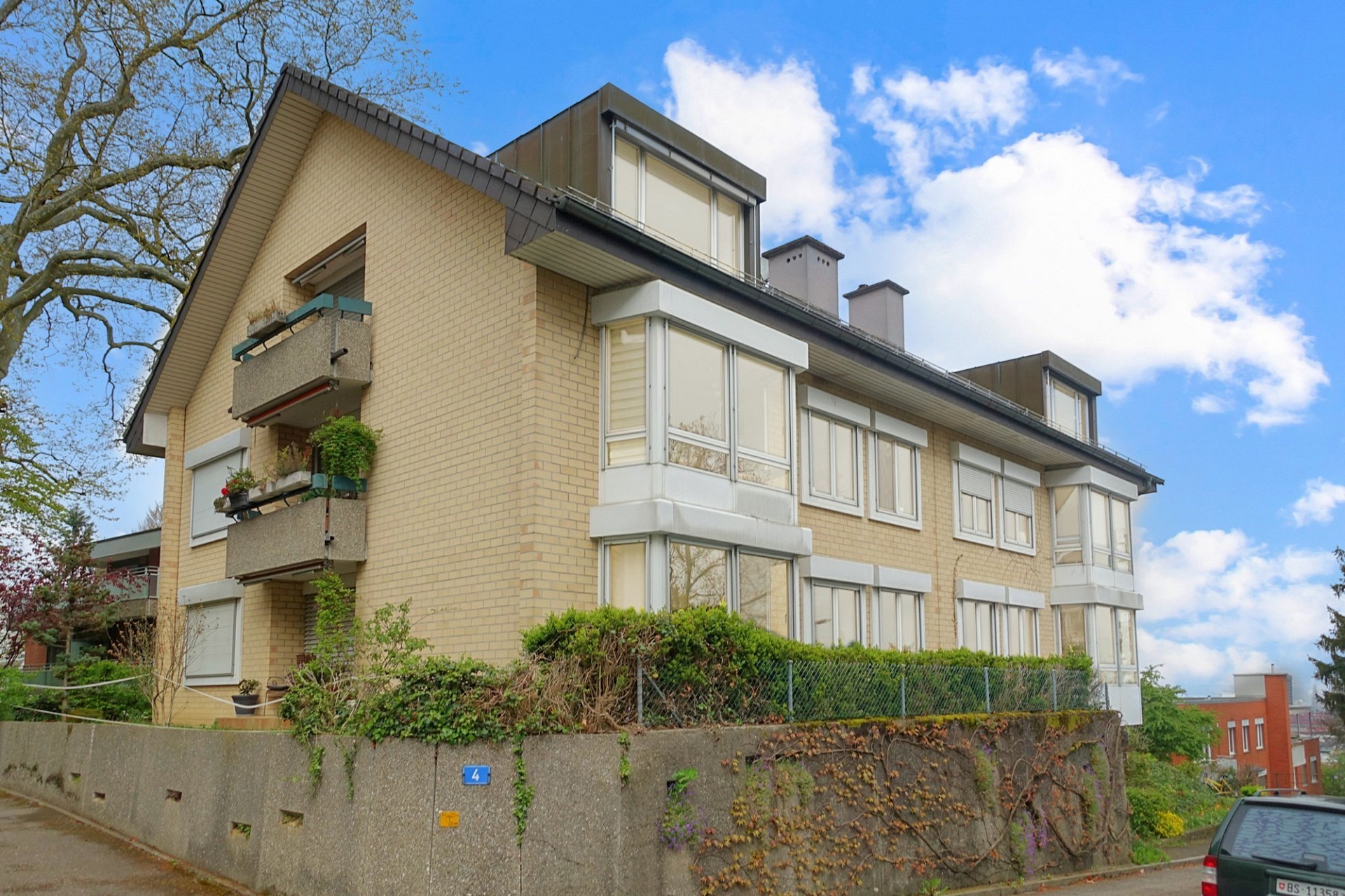 Mehrfamilienhaus mit Balkonen