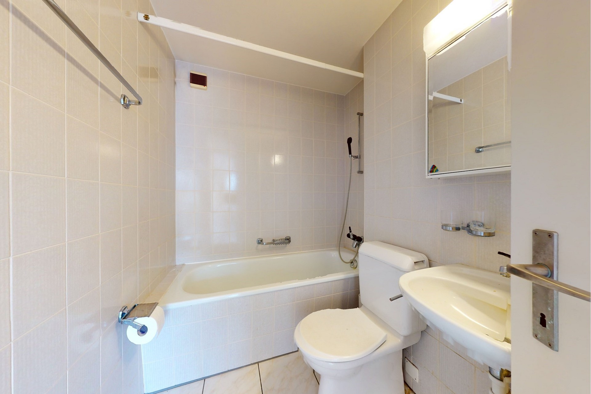 Kleines Badezimmer mit Wanne und WC
