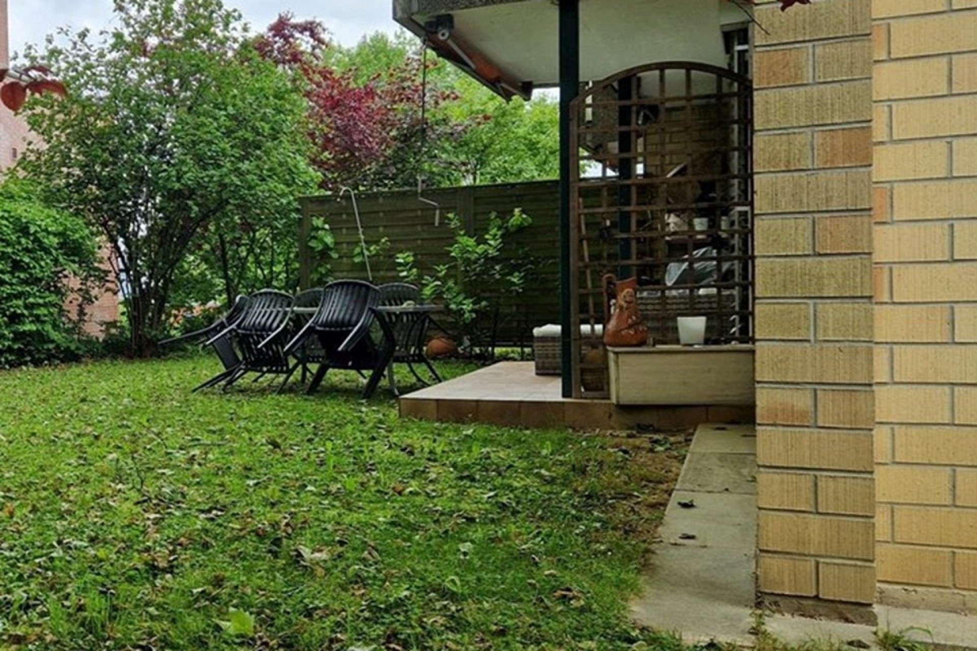 Garten mit überdachter Terrasse