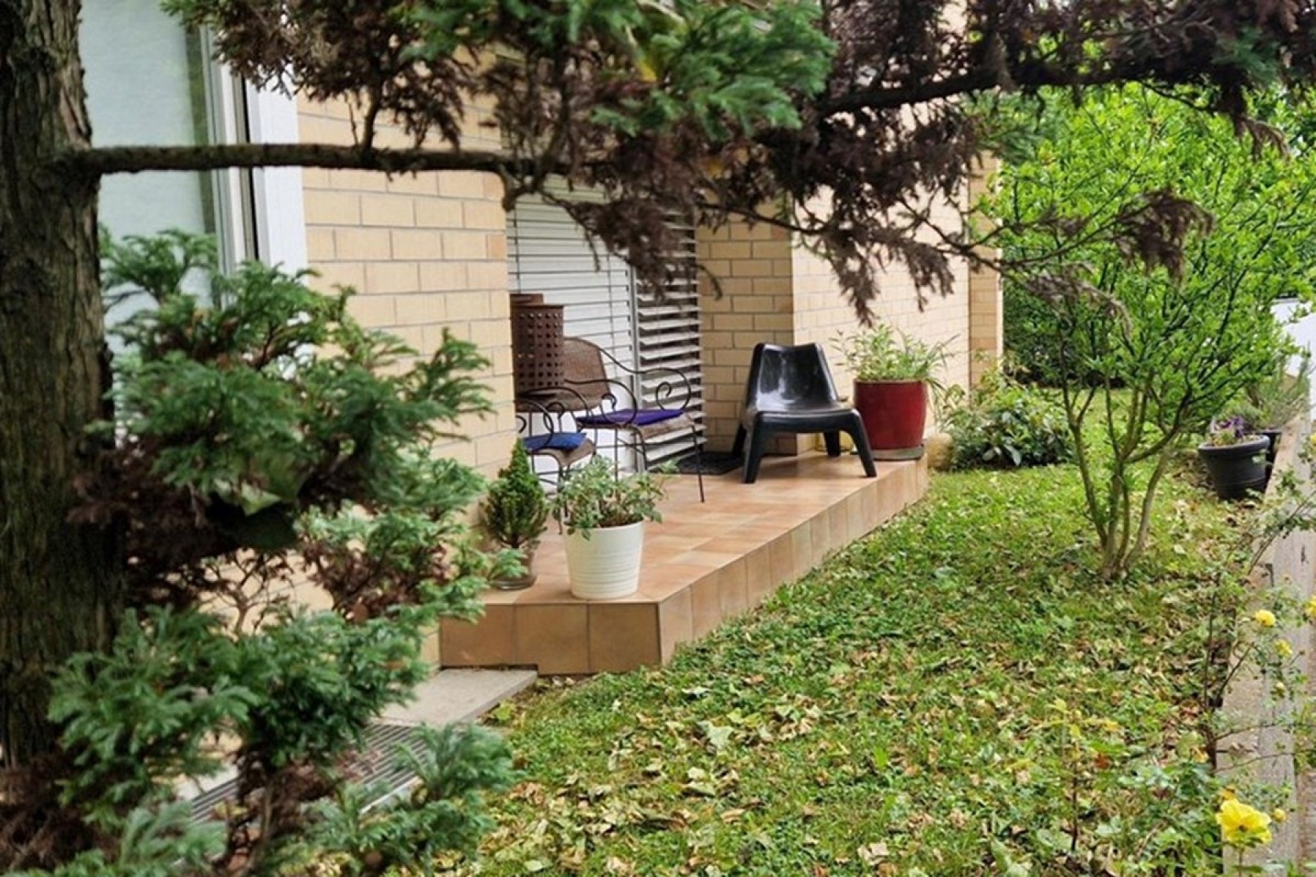 Garten- und Terrassenansicht eines Wohnhauses