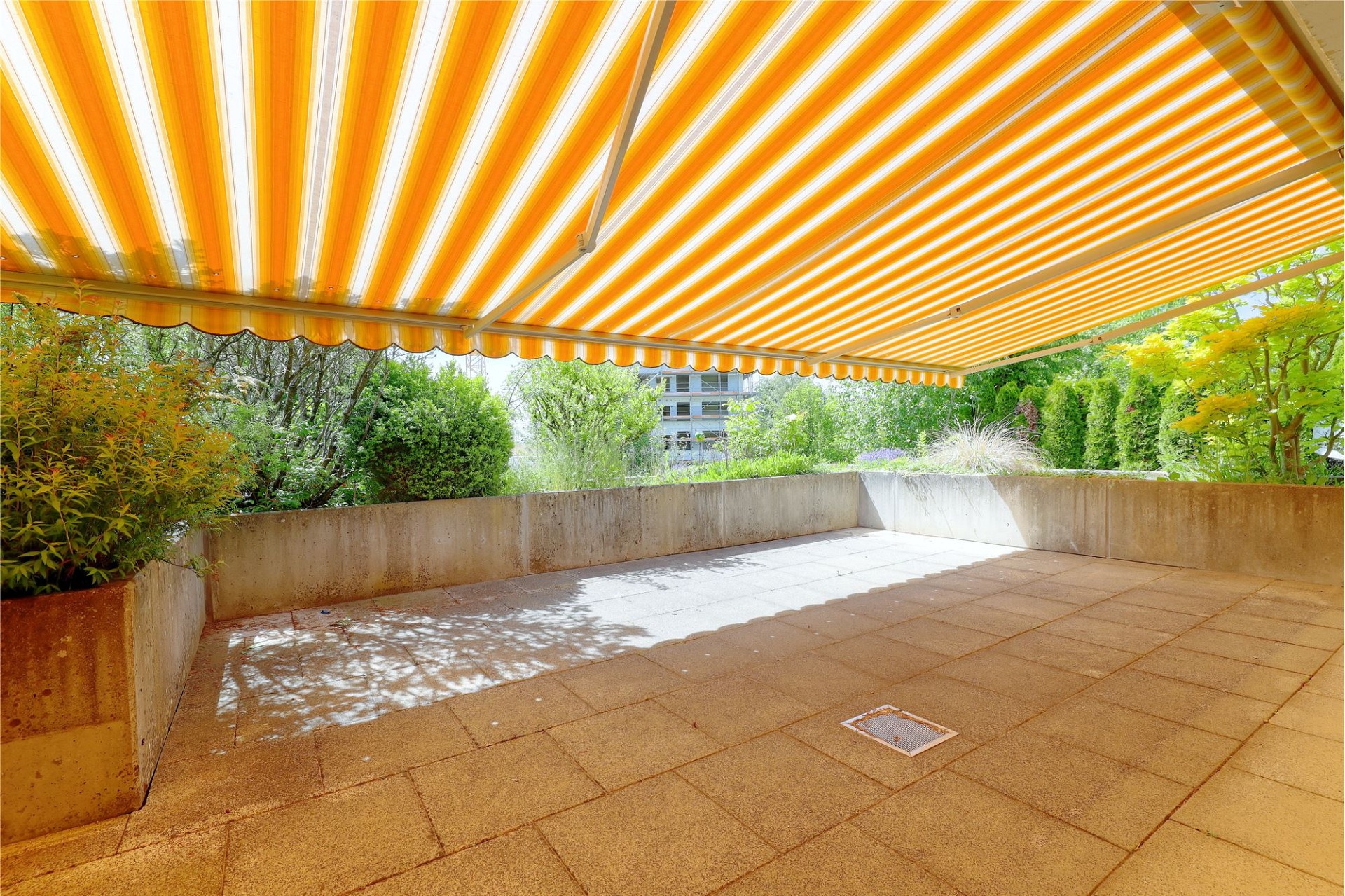 Überdachte Terrasse mit Markise