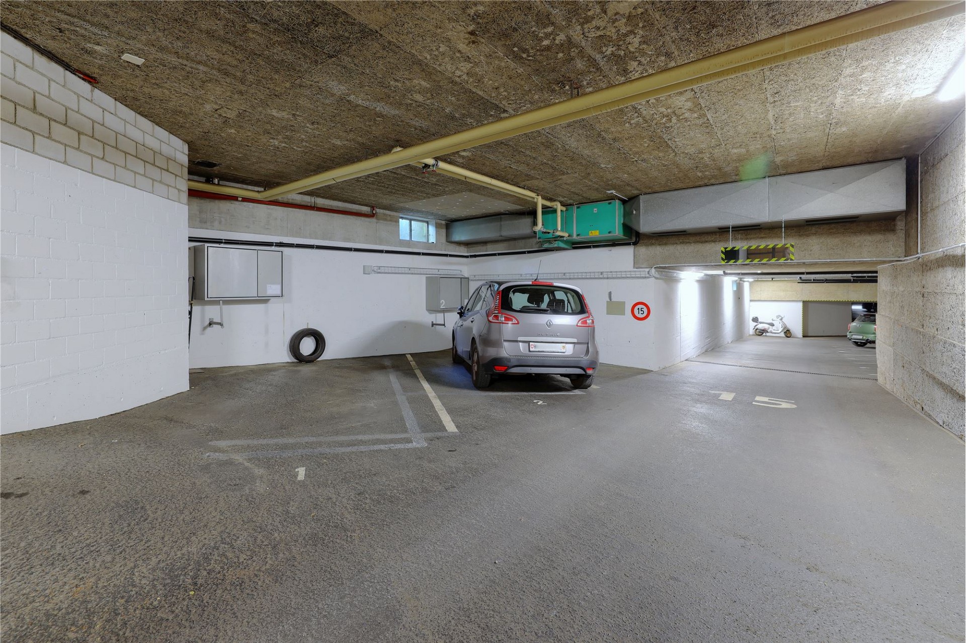 Tiefgarage mit Stellplätzen