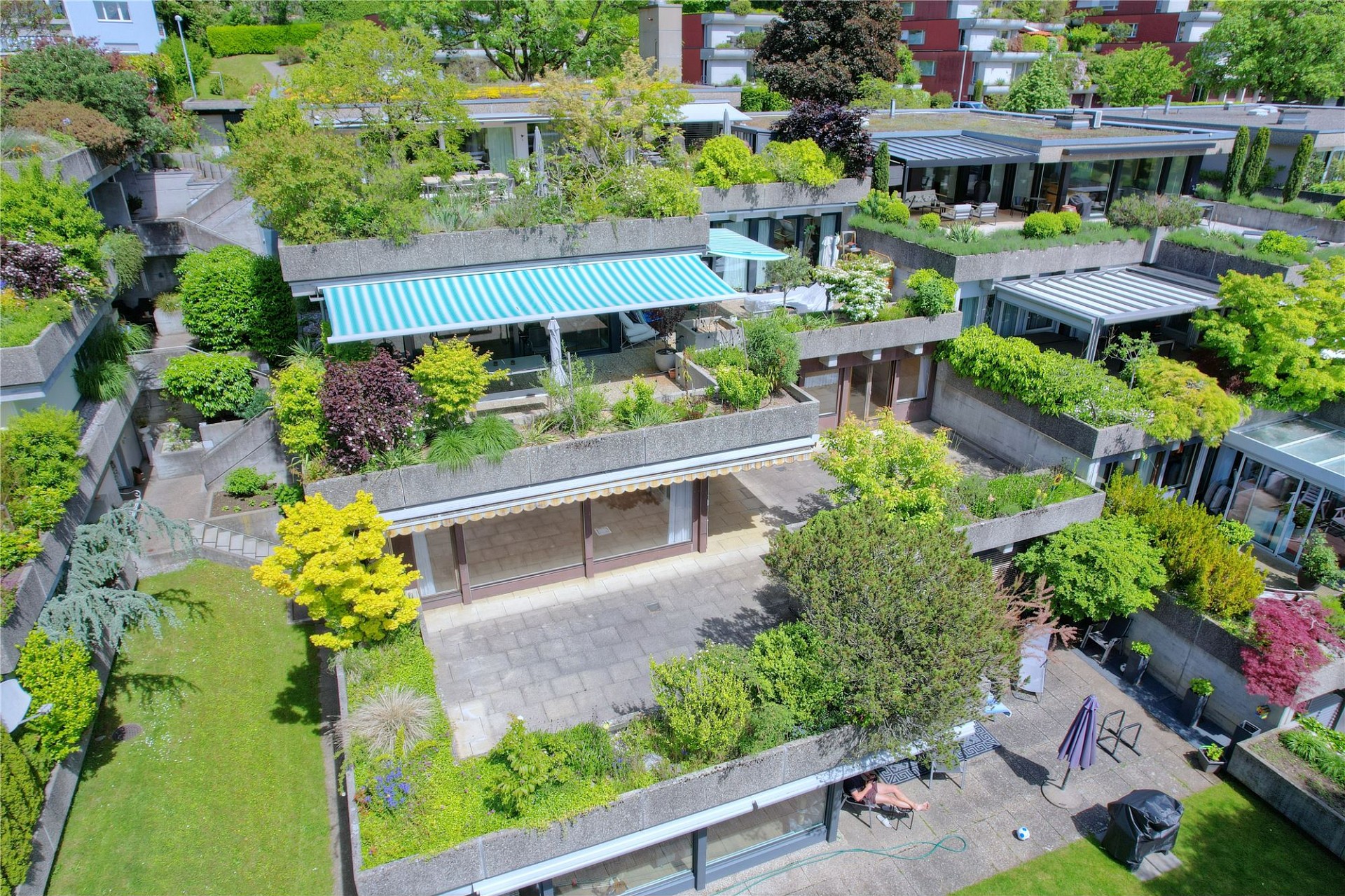 Terrassenreiche Wohnanlage mit üppiger Dachbegrünung