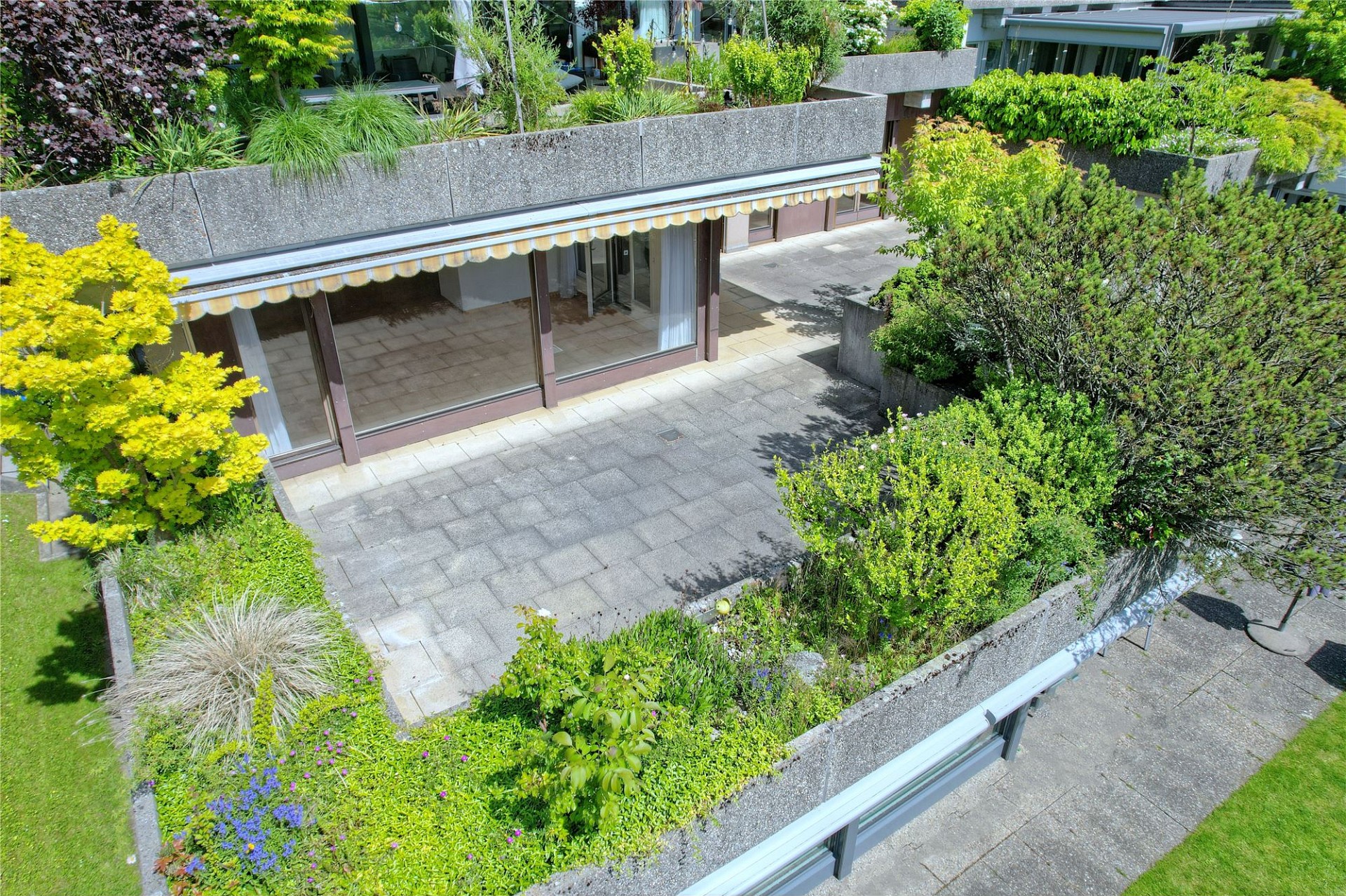 Dachterrasse mit bepflanzten Hochbeeten