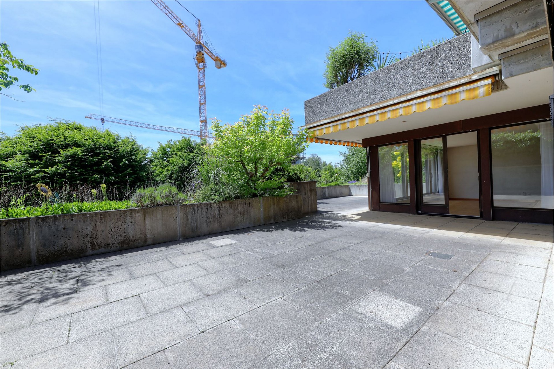 Große Dachterrasse mit Gartenblick