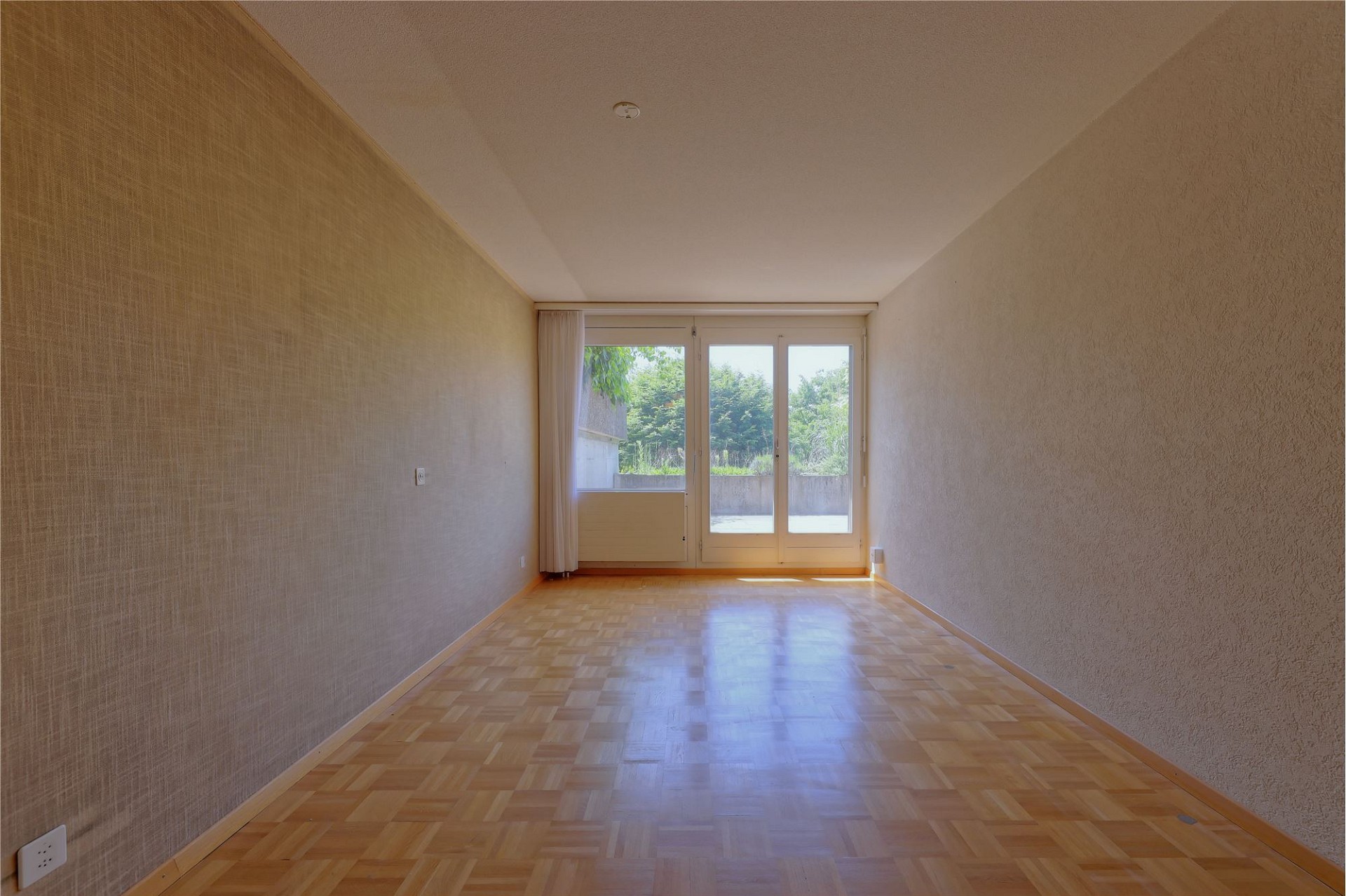 Leeres Zimmer mit Balkon- oder Terrassentür