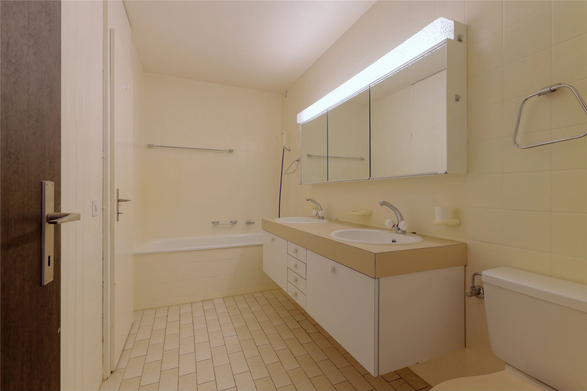 Helles Badezimmer mit Doppelwaschtisch